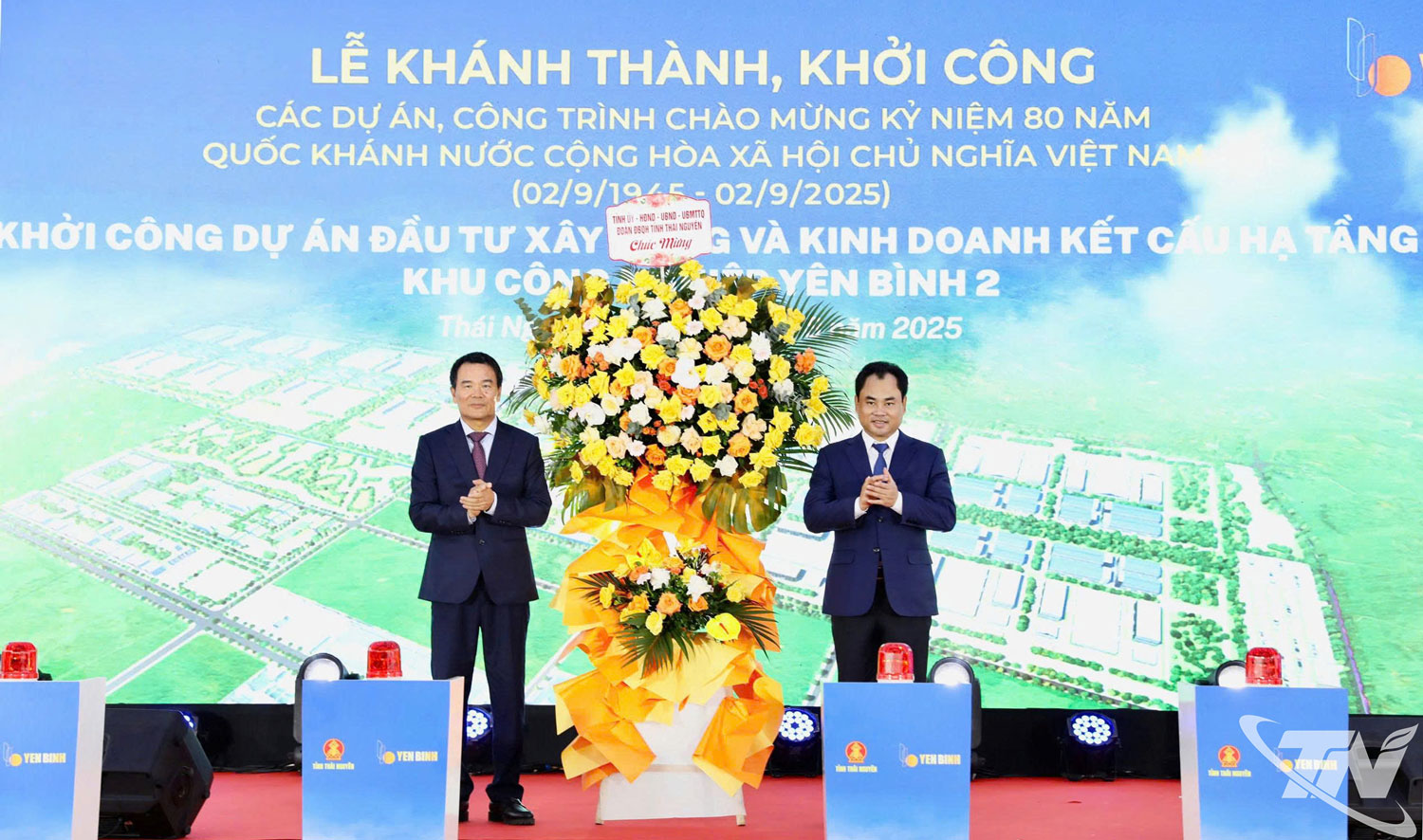 Đồng chí Bí thư Tỉnh ủy Trịnh Việt Hùng chúc mừng nhà đầu tư Khu công nghiệp Yên Bình 2.