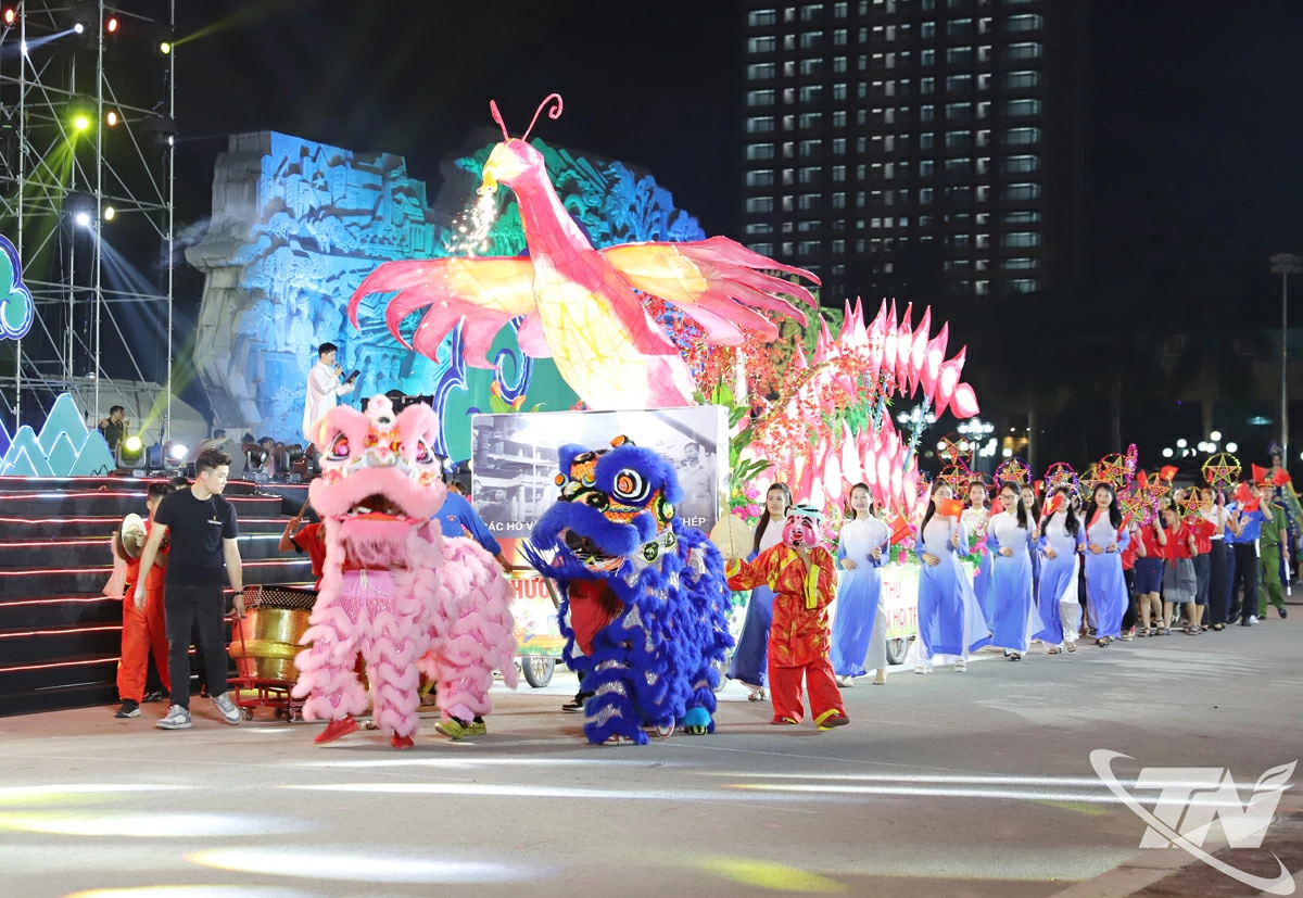 Mô hình đèn trung thu “ Chim Phượng hoàng lửa bên cây đào cổ” của phường Gia Sàng.