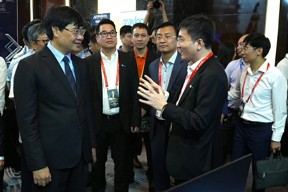 Các đại biểu trao đổi bên lề Vietnam Security Summit 2026. Ảnh: T.B