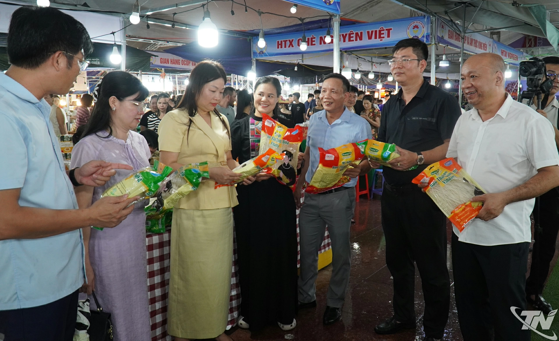 Các đơn vị giao lưu, tìm hiểu sản phẩm tại hội chợ.