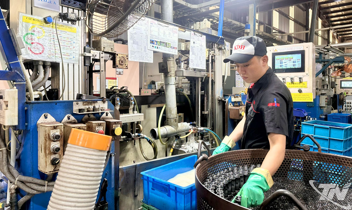 Công ty TNHH KD Heat Technology Thái Nguyên là thành viên của Tập đoàn KD (Nhật Bản), chuyên về xử lý nhiệt tôi cao tần cho các linh kiện thuộc ngành xe máy, ô tô, xe nâng, máy nông nghiệp và máy công trình