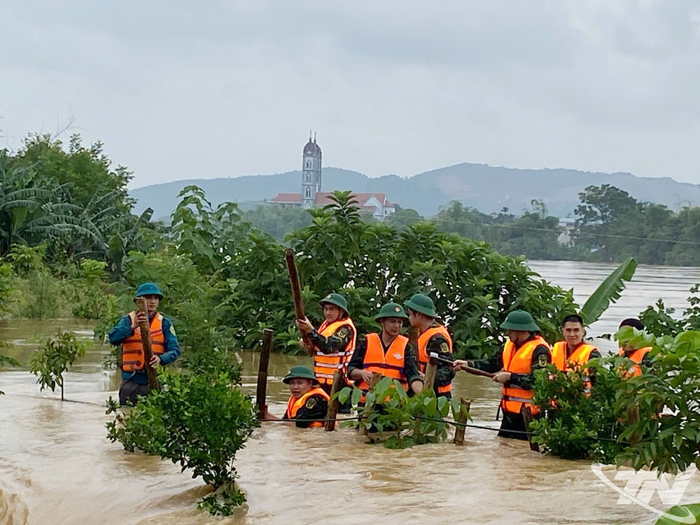 Lực lượng vũ trang nỗ lực đảm bảo an toàn tuyến đê, hạn chế thấp nhất ảnh hưởng thiệt hại đến người dân.