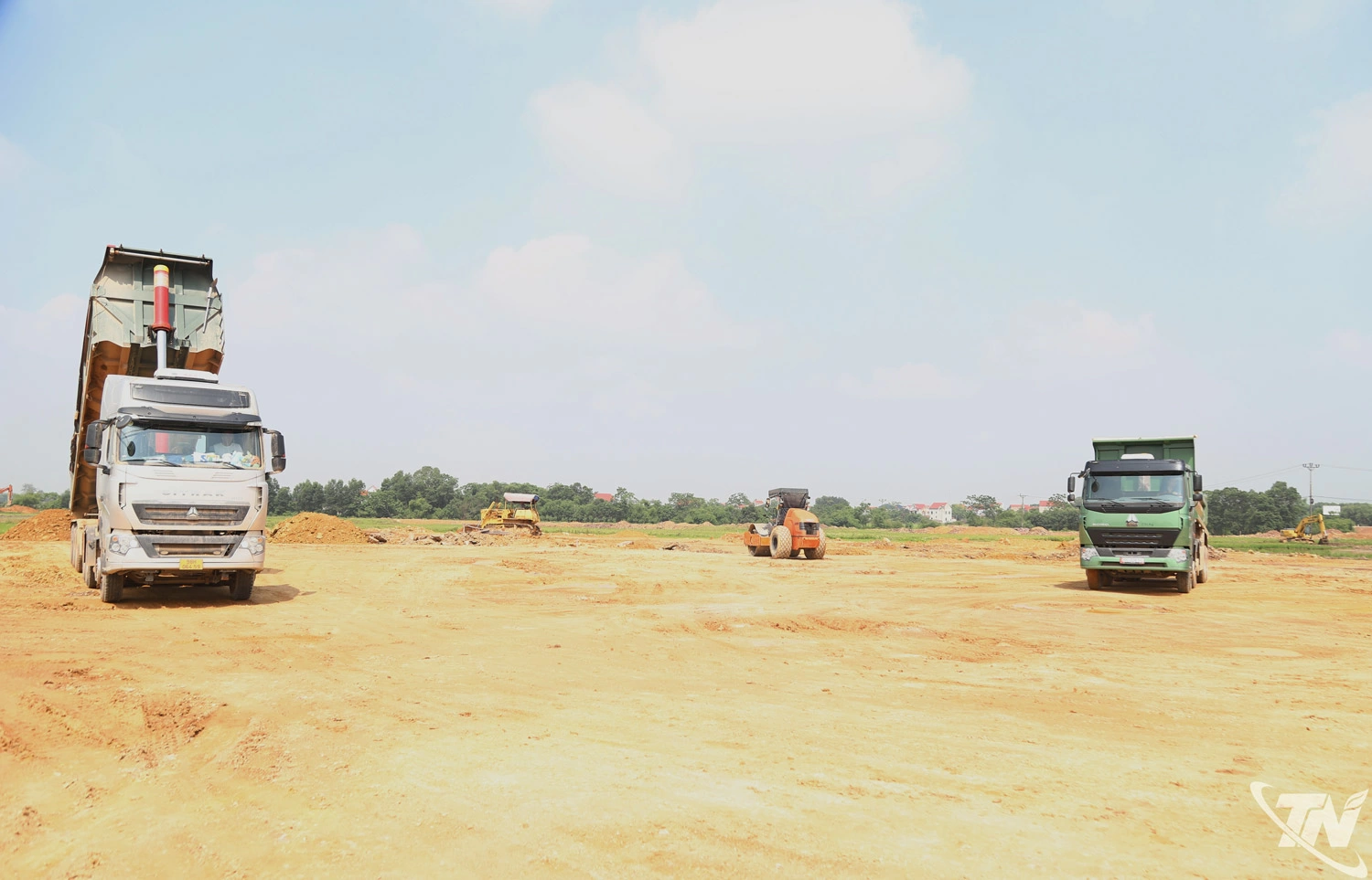 Nhà thầu huy động nhân lực, phương tiện đẩy nhanh tiến độ san nền    Khu dân cư số 1 Tân Đức, xã Kha Sơn
