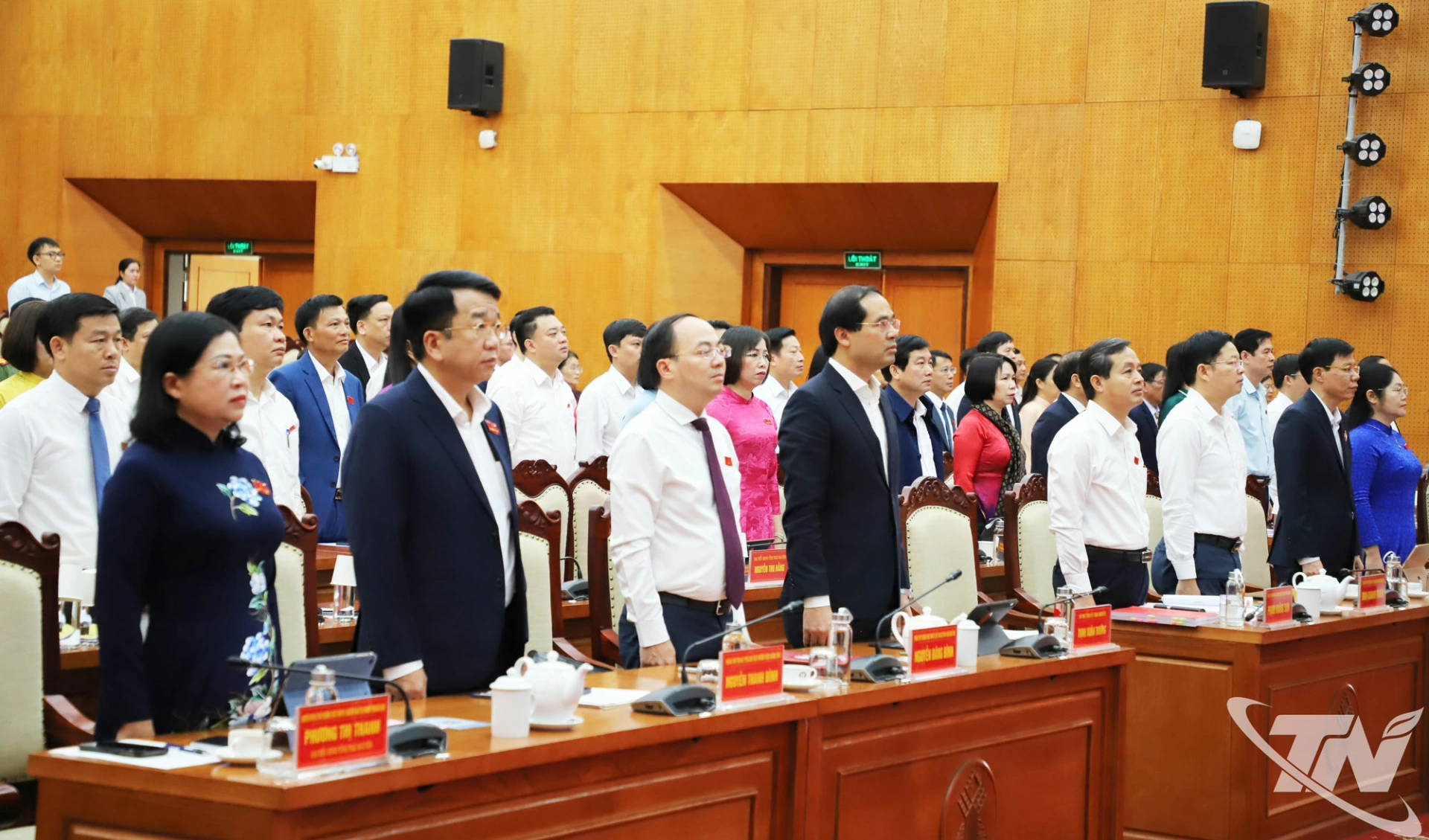 Các đồng chí lãnh đạo tỉnh và đại biểu thực hiện nghi lễ chào cờ.