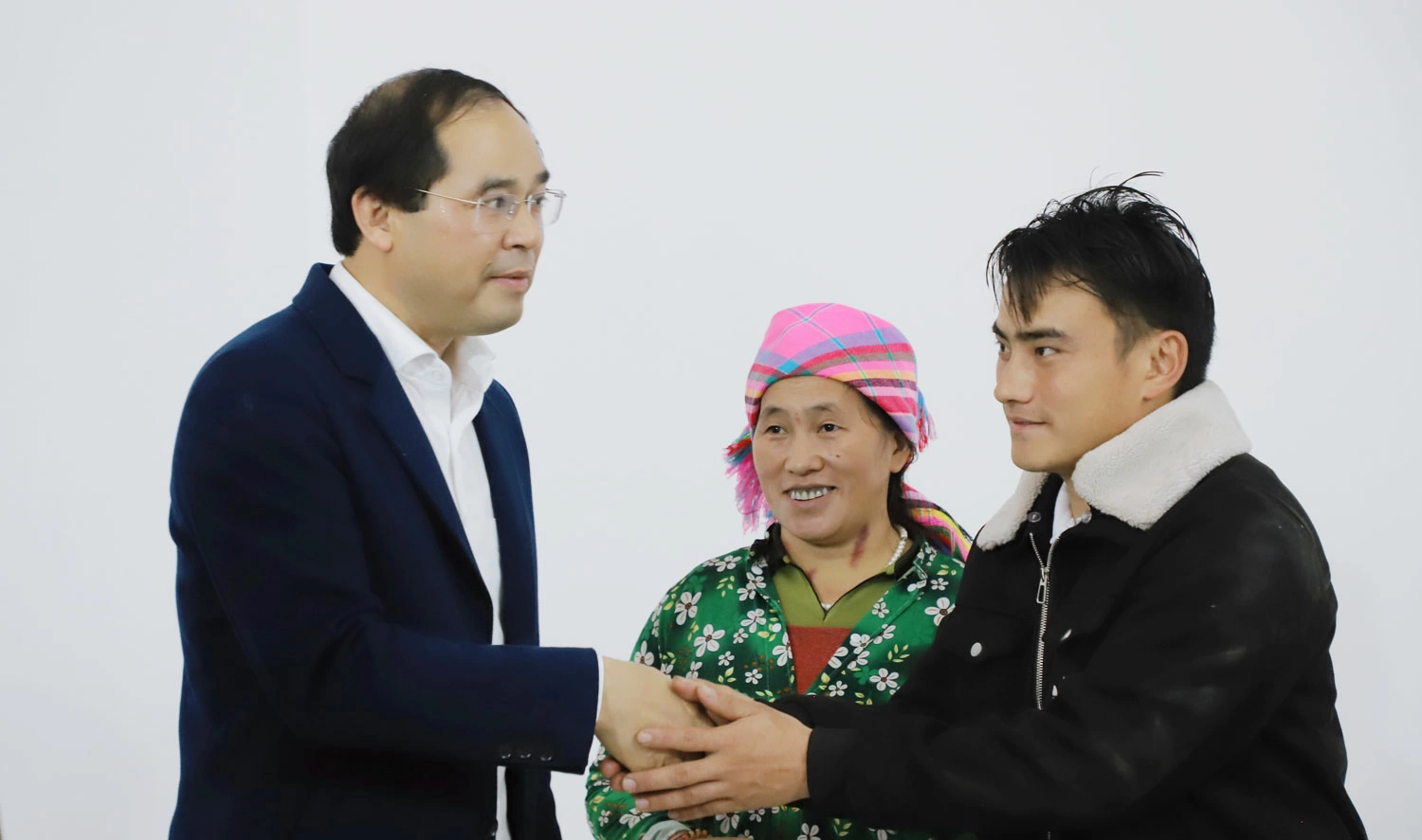 Đồng chí Bí thư Tỉnh uỷ trao quà và động viên các hộ gia đình