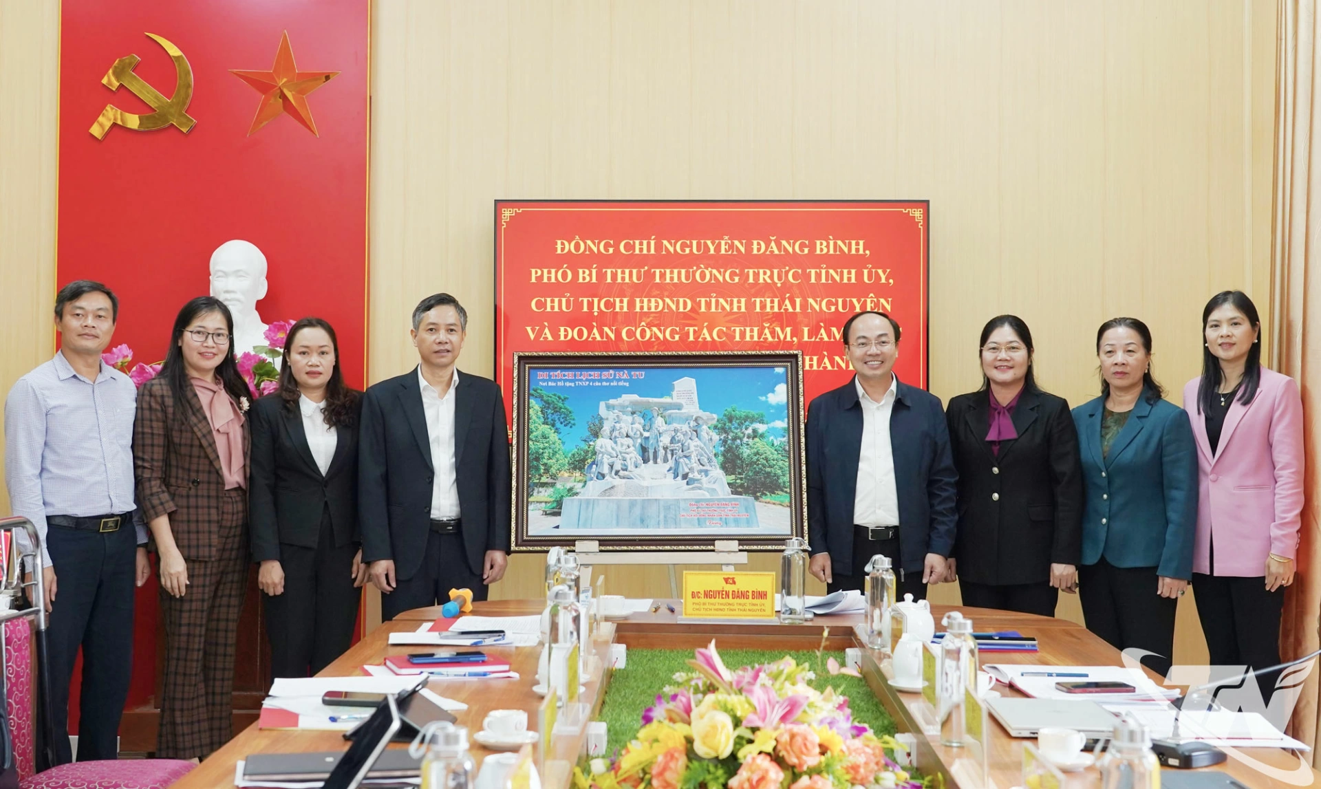 Đồng chí Phó Bí thư Thường trực Tỉnh ủy, Chủ tịch HĐND tỉnh tặng quà lưu niệm xã Bình Thành.