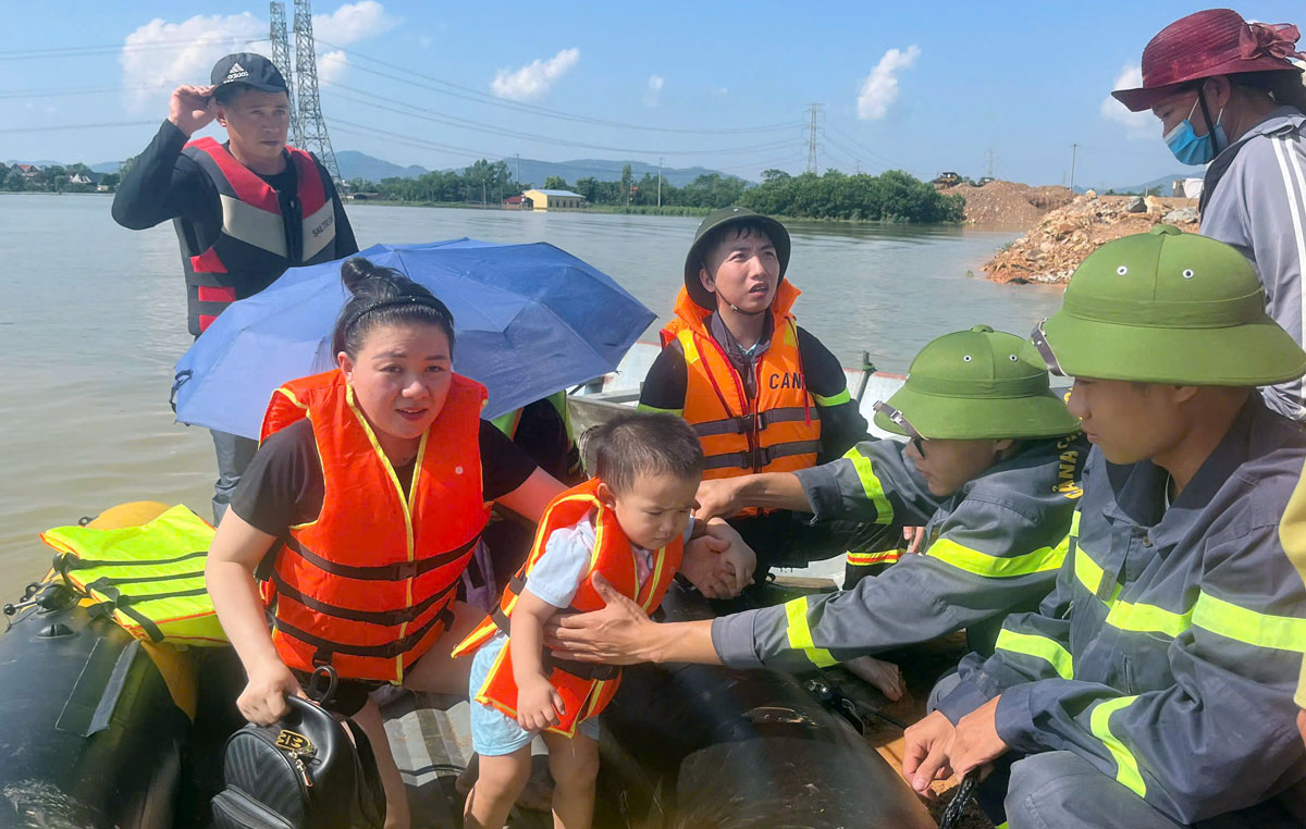 Lực lượng Công an tham gia hỗ trợ người dân bị ảnh hưởng bởi mưa lũ. 