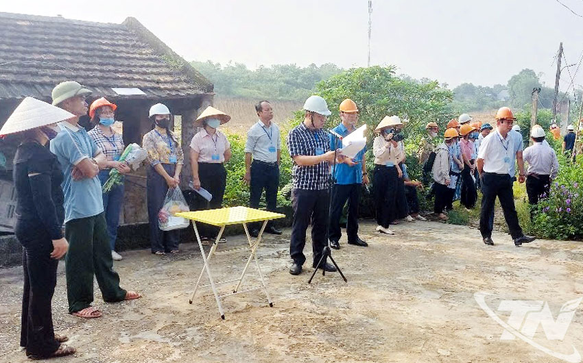 Ban cưỡng chế UBND phường Bá Xuyên thông qua các quyết định cưỡng chế, thu hồi đất đối với gia đình ông Phạm Văn Long.