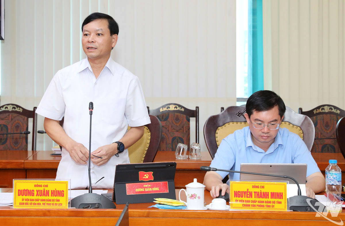 Lãnh đạo Sở Văn hóa Thể thao và Du lịch báo cáo công tác chuẩn bị các chương trình nghệ thuật phục vụ Đại hội đại biểu Đảng bộ tỉnh.