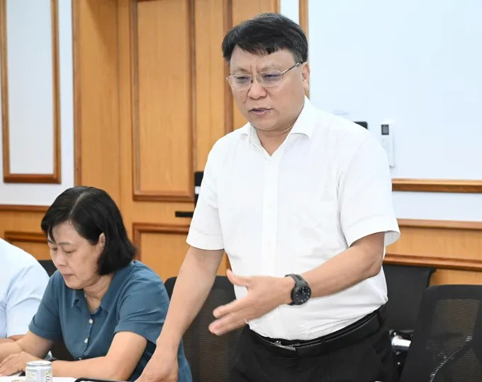 Thành viên Tiểu ban Phát triển kinh tế thuộc Ban Nghiên cứu phát triển TPHCM nêu ý kiến. Ảnh: VIỆT DŨNG