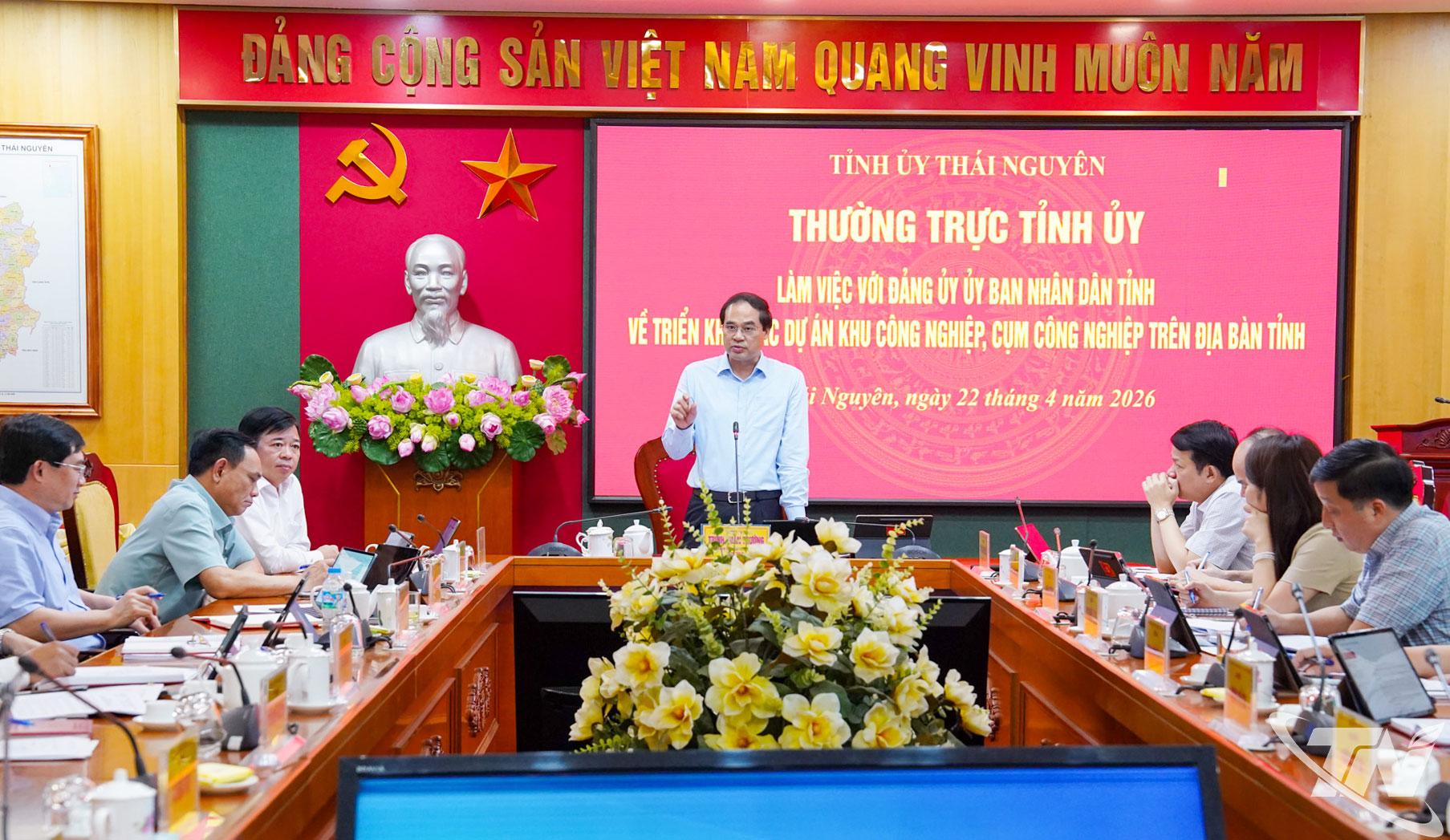 Đồng chí Bí thư Tỉnh ủy Trịnh Xuân Trường chủ trì Hội nghị.