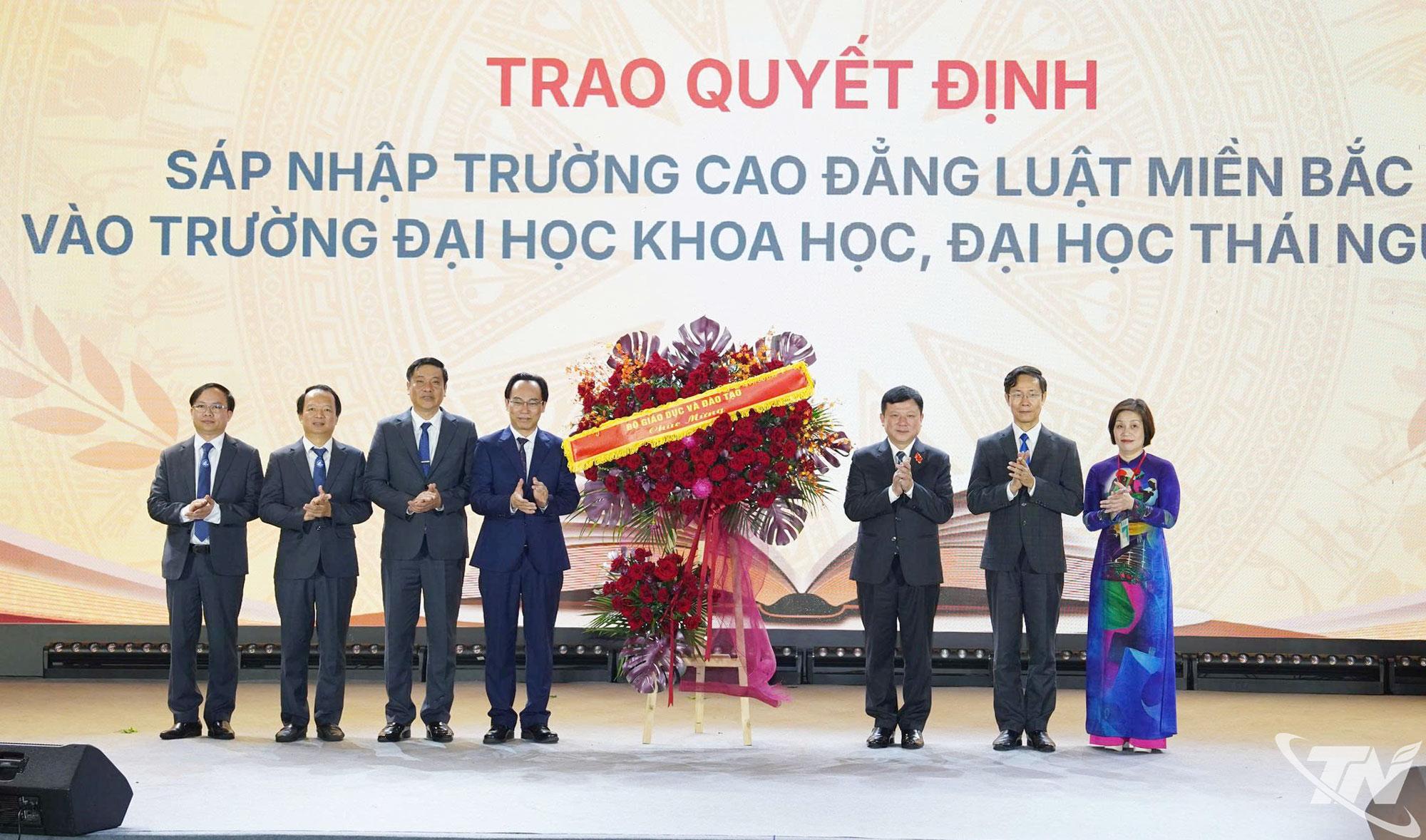 Bộ trưởng Bộ Giáo dục và Đào tạo Hoàng Minh Sơn chúc mừng buổi Lễ.