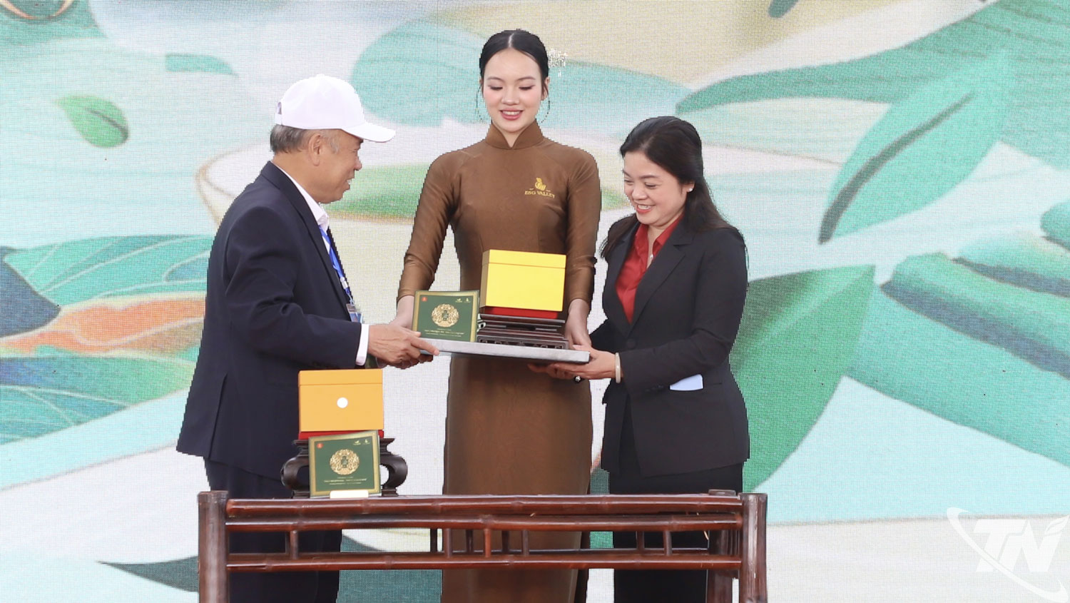 Đồng chí Nguyễn Thị Loan, Phó Chủ tịch UBND tỉnh trao sản phẩm trà được khách hàng đấu giá 150 triệu đồng