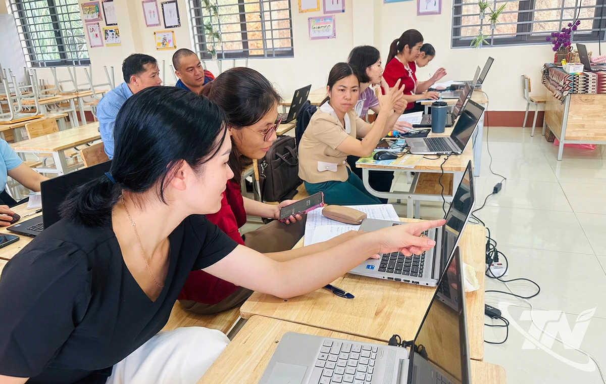 Các thầy cô giáo chia sẻ kinh nghiệm dạy học thông qua công nghệ số.