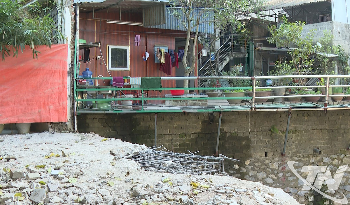 Công trình nằm trên hành lang suối Mỏ Bạch (ở tổ 3, phường Quan Triều) đã được người dân tự tháo dỡ.
