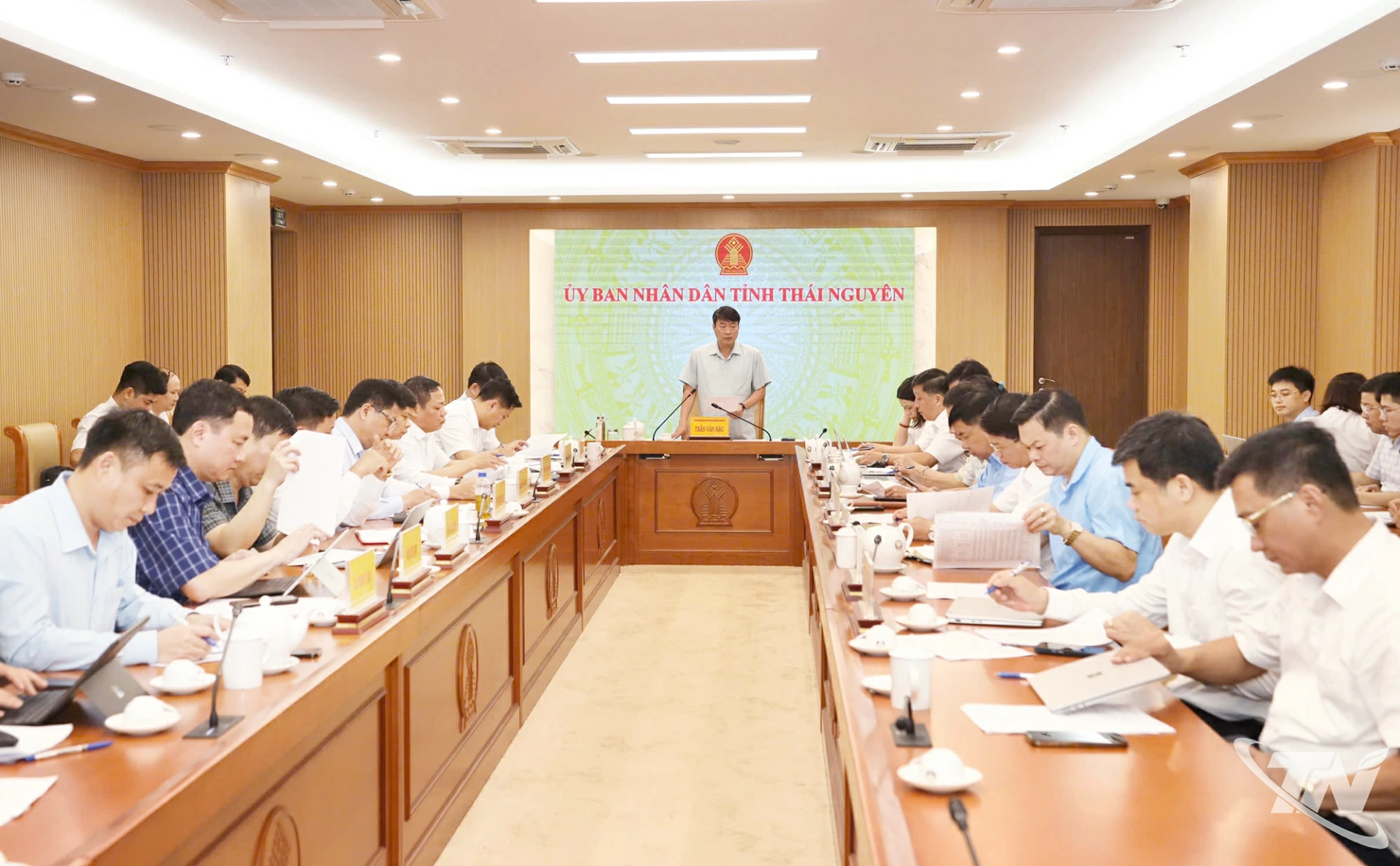 Đồng chí Trần Văn Hậu, Phó Chủ tịch UBND tỉnh chủ trì cuộc họp.