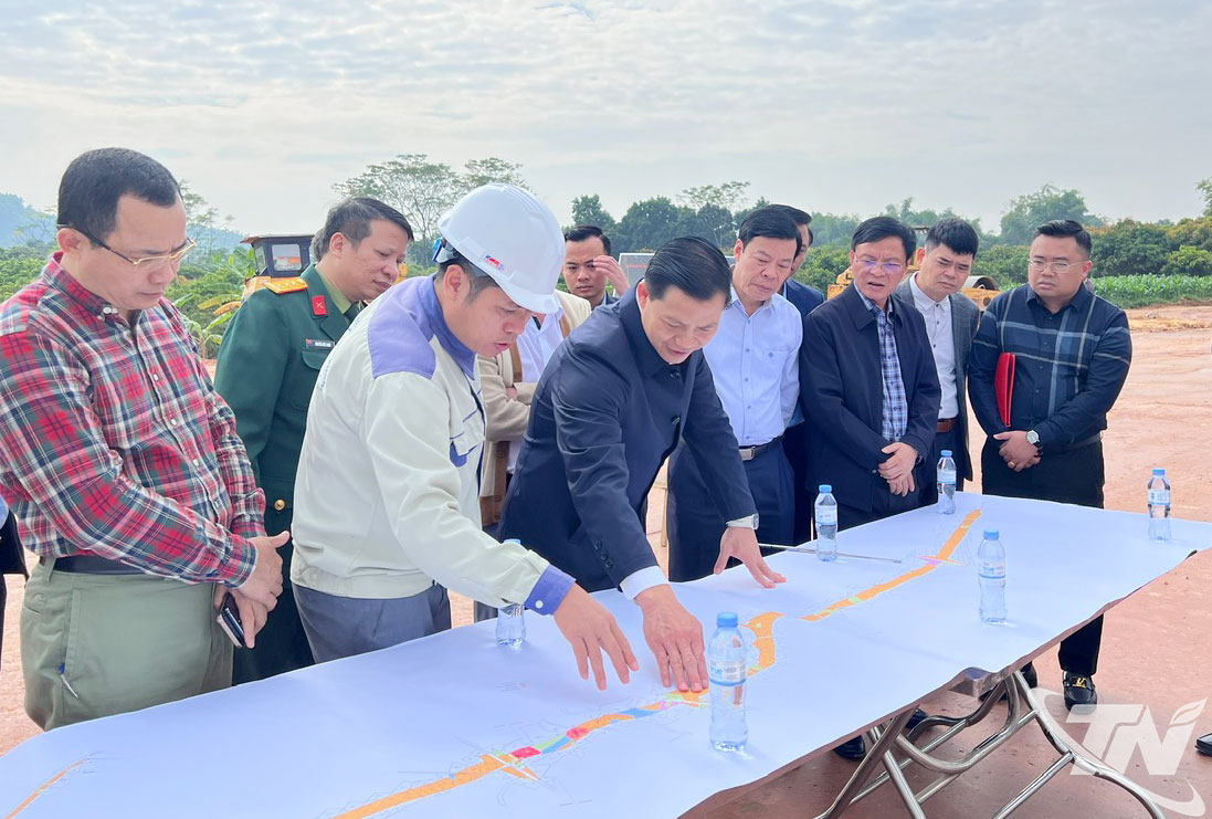 Đồng chí Chủ tịch UBND tỉnh yêu cầu ngành Điện tích cực phối hợp, khẩn trương di dời 3 vị trí cột trung thế và 3 vị trí cột hạ thế để không làm ảnh hưởng tiến độ thi công.