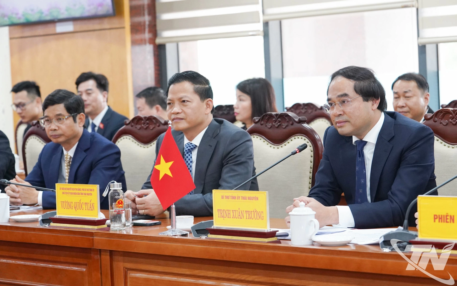 Đồng chí Bí thư Tỉnh ủy Trịnh Xuân Trường và đồng chí Chủ tịch UBND tỉnh Vương Quốc Tuấn tại buổi làm việc với Đoàn công tác của tỉnh Gyeongsangbuk-do.