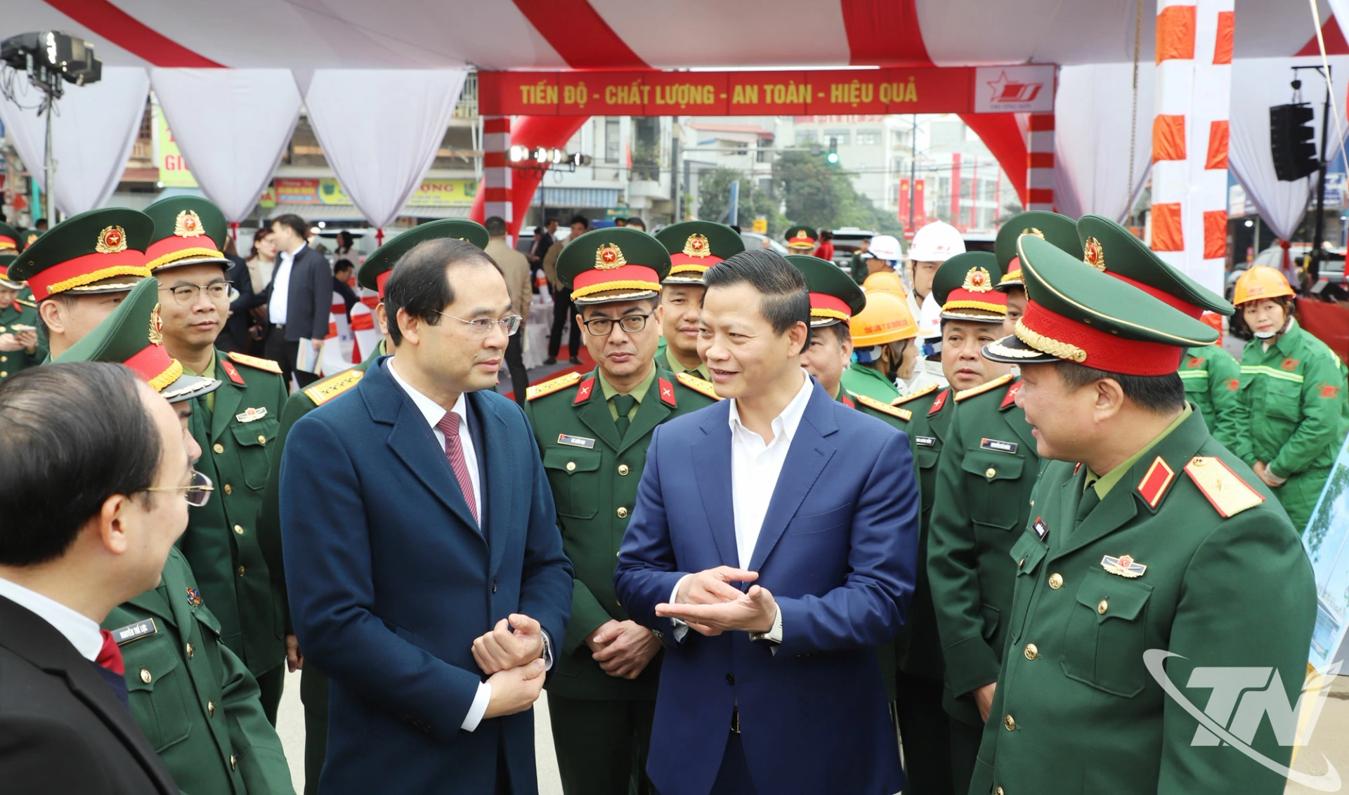 C&aacute;c đồng ch&iacute; l&atilde;nh đạo tỉnh Th&aacute;i Nguy&ecirc;n v&agrave; đại biểu tại Lễ khởi c&ocirc;ng Dự &aacute;n x&acirc;y dựng mới cầu Gia Bẩy.