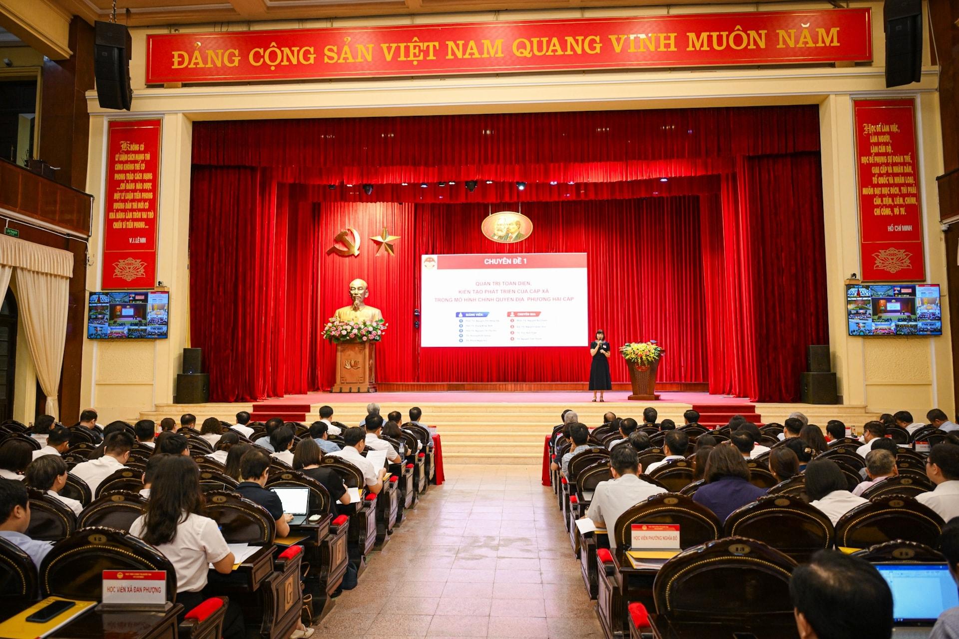 Lớp bồi dưỡng được tổ chức theo hình thức trực tiếp tại điểm cầu và kết hợp trực tuyến tới các địa phương trên cả nước. Ảnh: Phạm Cường