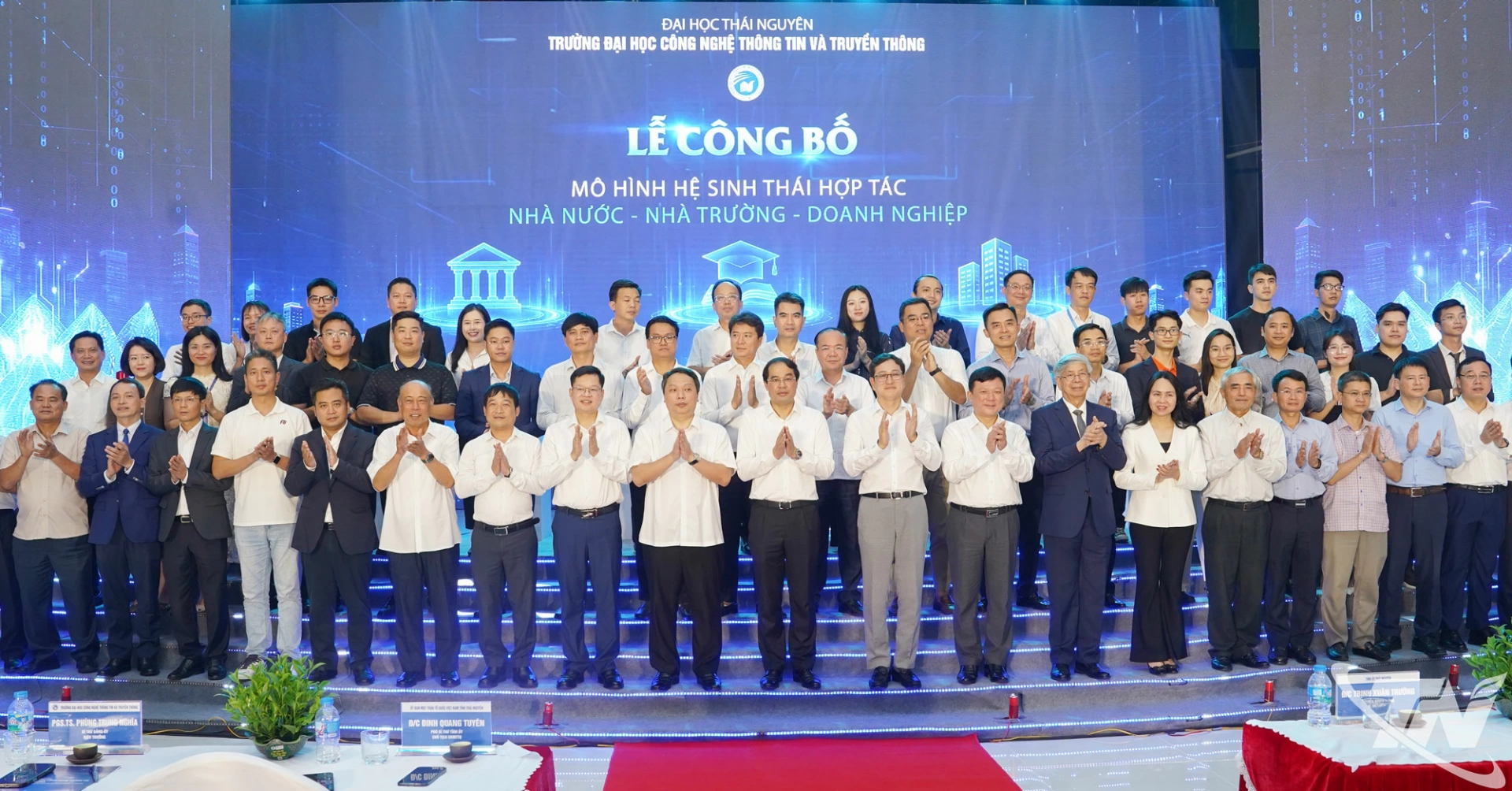 Các đồng chí lãnh đạo và đại biểu chụp ảnh lưu niệm.