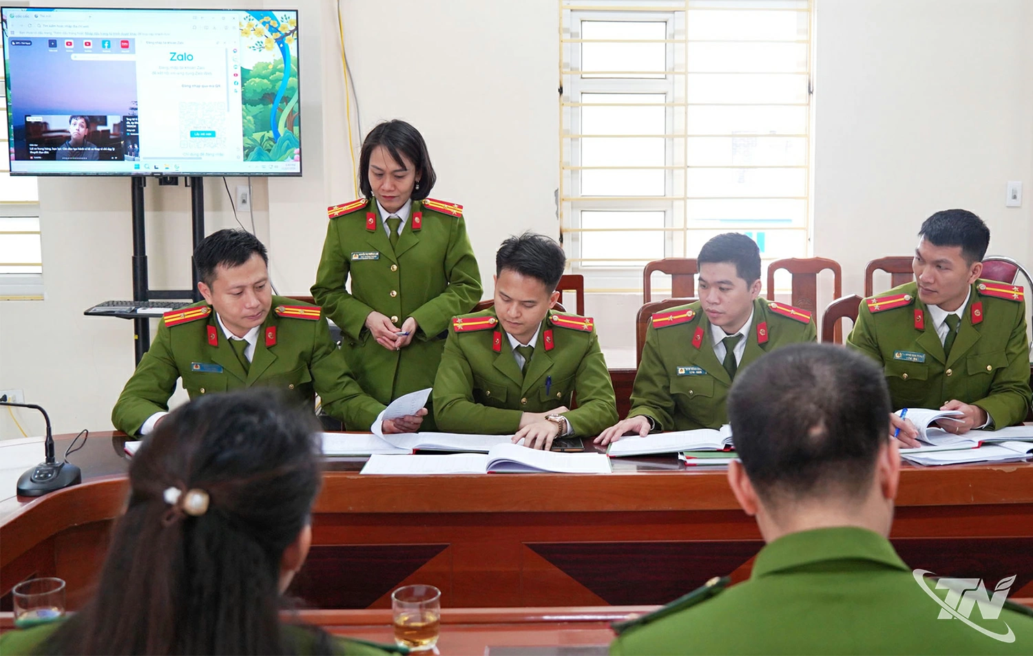 Phòng Cảnh sát Quản lý hành chính về trật tự xã hội (Công an tỉnh) và Công an xã Đại Phúc    phối hợp rà soát, làm sạch dữ liệu phục vụ công tác bầu cử.