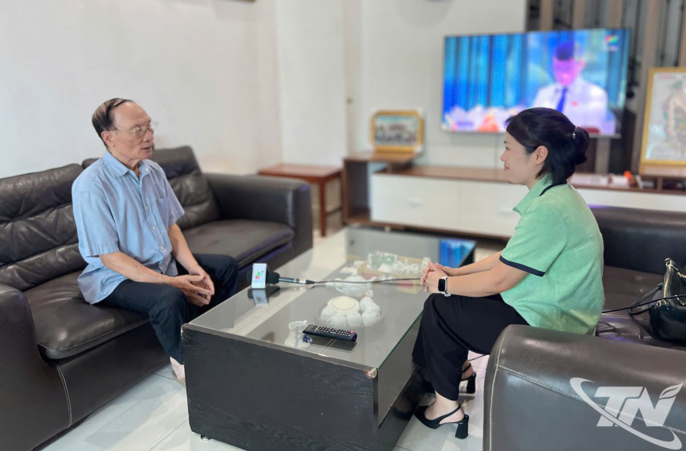 Ông Mai Phúc Toàn, nguyên Phó Bí thư Tỉnh ủy, nguyên Chủ tịch UBND tỉnh Thái Nguyên, trả lời phỏng vấn của phóng viên Báo và Phát thanh, Truyền hình Thái Nguyên.