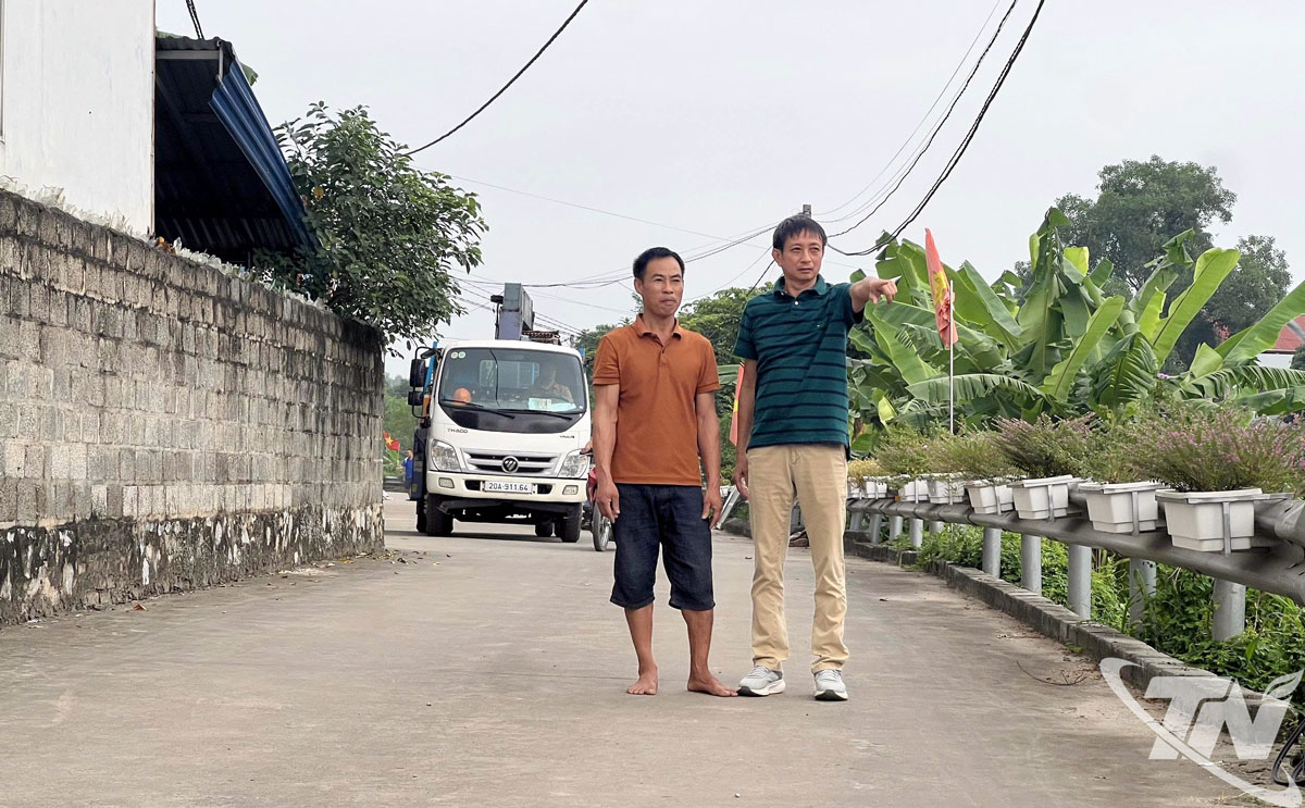 Ông Hoàng Văn Thái, tổ 4, phường Quyết Thắng trò chuyện với hàng xóm, trao đổi về việc trồng cây xanh bên đường vào ngõ 650, đường Quang Trung