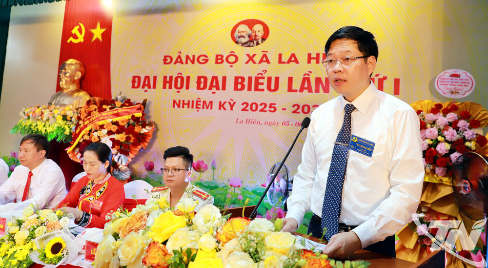 Đồng chí Đinh Quang Tuyên, Phó Bí thư Tỉnh ủy, Chủ tịch Ủy ban MTTQ tỉnh phát biểu tại Đại hội.