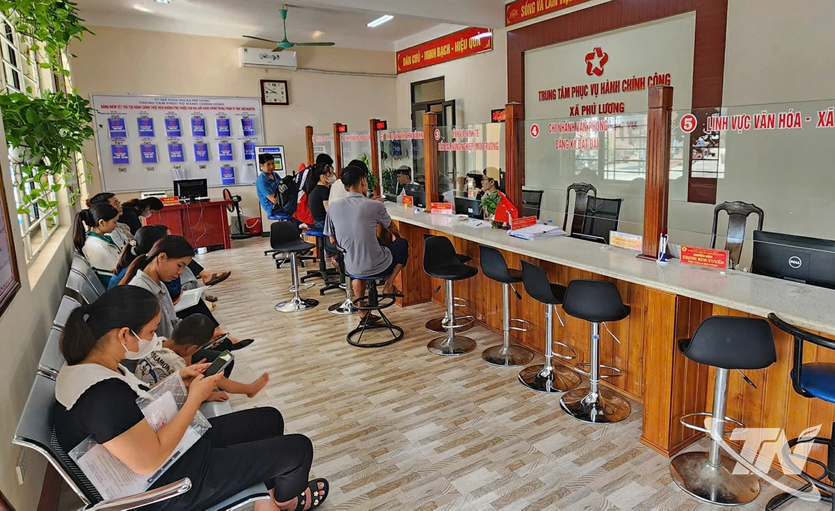 Trung tâm Phục vụ Hành chính công xã Phú Lương làm thêm ngày thứ 7 (30/8) phục vụ người dân.