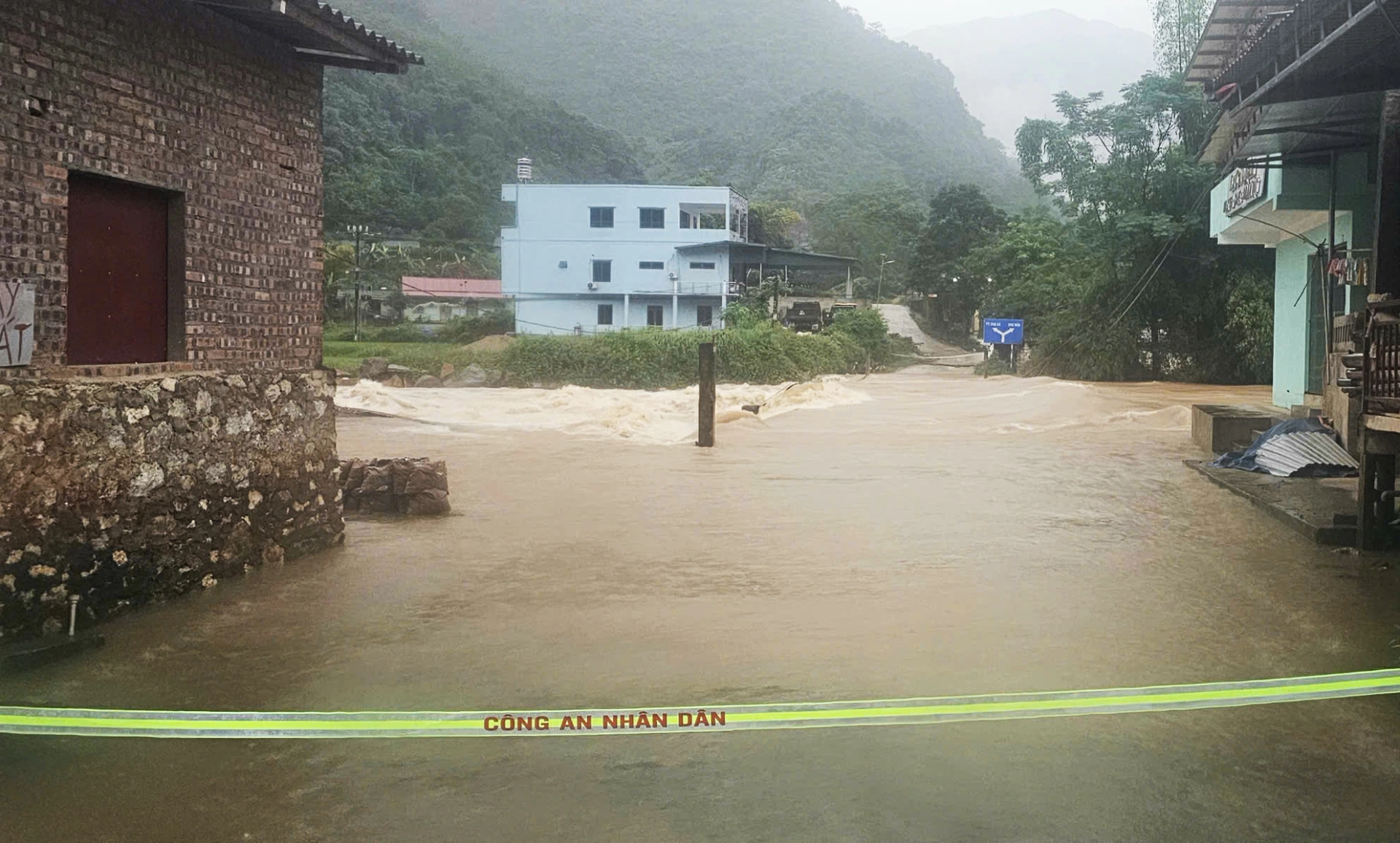 Cầu tràn thuộc khu vực Chợ Lèng xã Đồng Phúc nước dâng cao, chính quyền địa phương đã cảnh báo, tạm cấm phương tiện lưu thông để bảo đảm an toàn.
