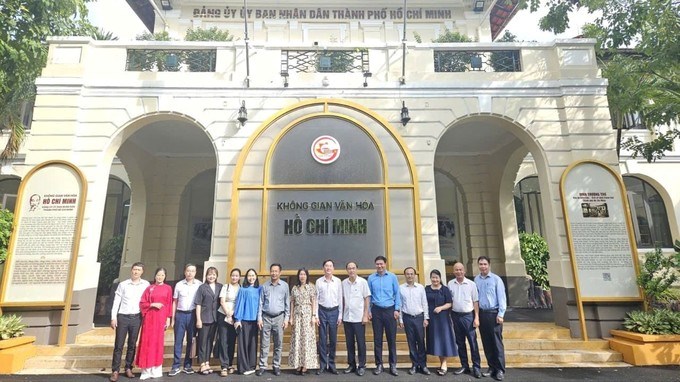 Các đại biểu chụp hình lưu niệm tại Không gian văn hóa Hồ Chí Minh