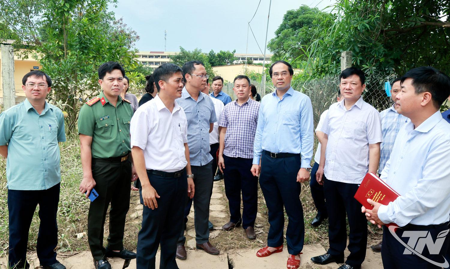 Đồng chí Bí thư Tỉnh ủy kiểm tra thiệt hại do mưa lũ tại Trung tâm Giống cây trồng và Vật nuôi, Trường ĐH Nông lâm Thái Nguyên.