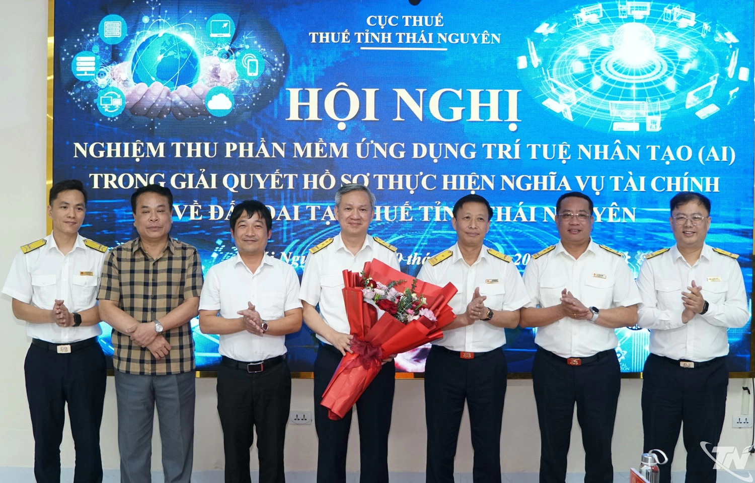 Đại diện Thuế tỉnh Thái Nguyên tặng hoa chúc mừng nhóm tác giả.