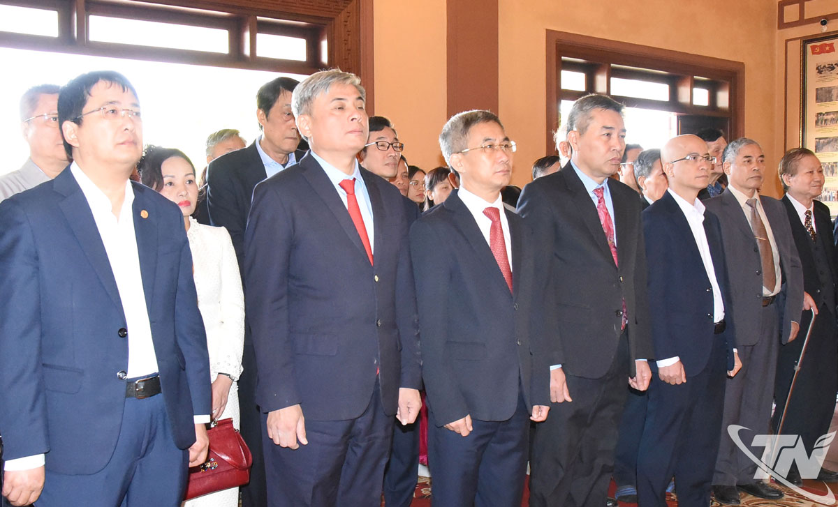 Lãnh đạo, cán bộ Công ty cổ phần Gang thép Thái Nguyên và các đại biểu dâng hương trước anh linh Chủ tịch Hồ Chí Minh trước khi bước vào buổi Gặp mặt