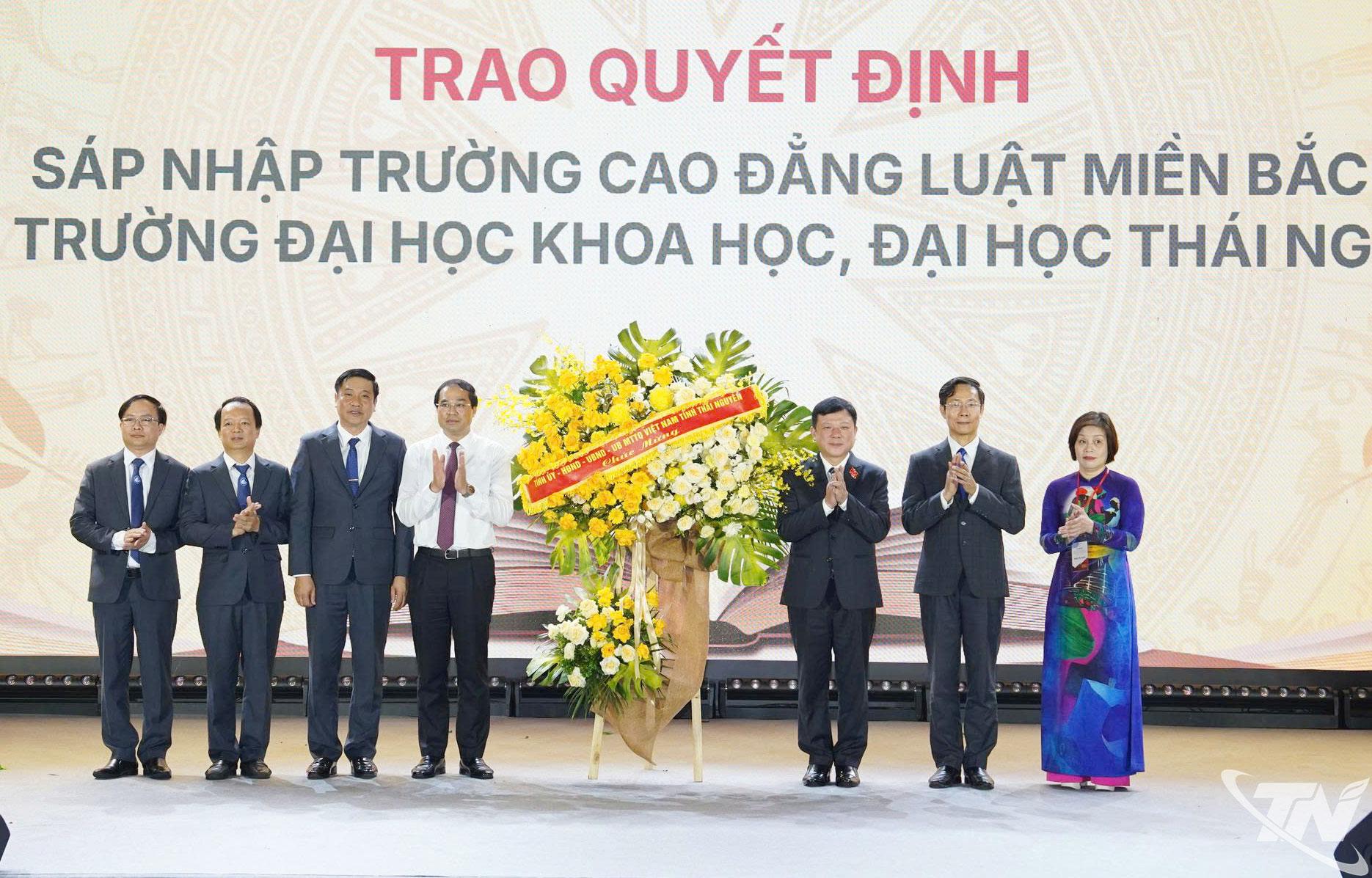 Đồng chí Bí thư Tỉnh ủy Thái Nguyên Trịnh Xuân Trường chúc mừng buổi Lễ.