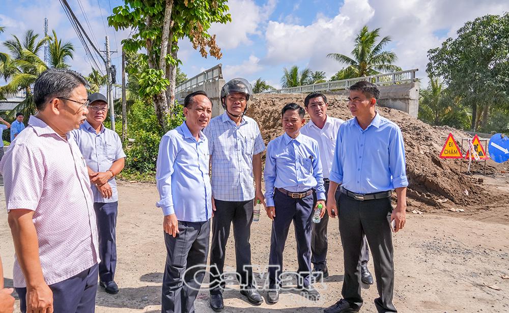Phó Bí thư Tỉnh uỷ, Chủ tịch HĐND tỉnh Phạm Văn Thiều (thứ ba từ trái sang) kiểm tra tiến độ thực hiện dự án.
