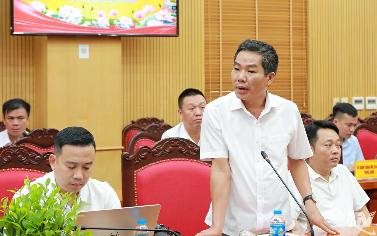 Các cơ quan báo chí Trung ương đặt câu hỏi tại buổi Họp báo.