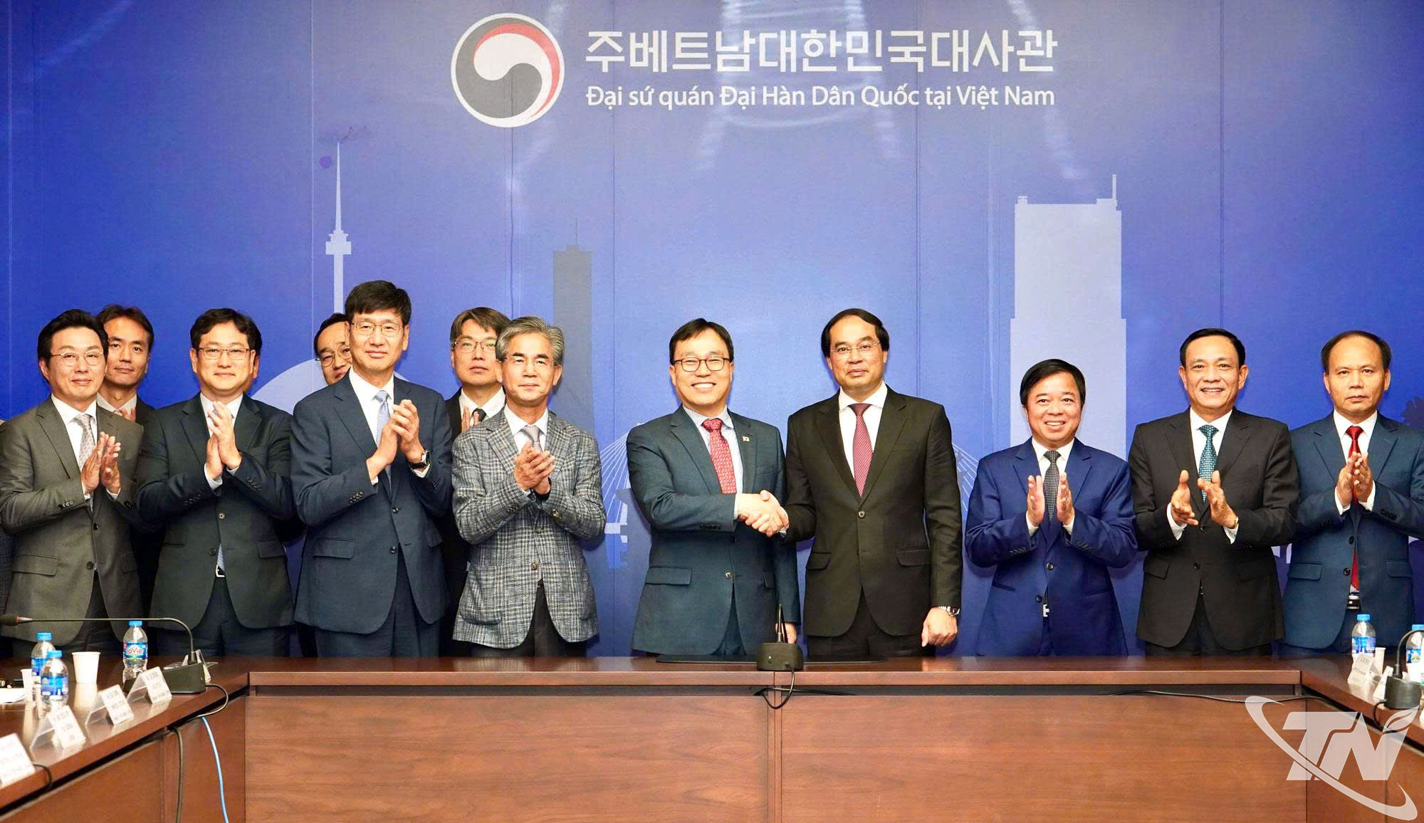 Các đại biểu chụp ảnh lưu niệm.