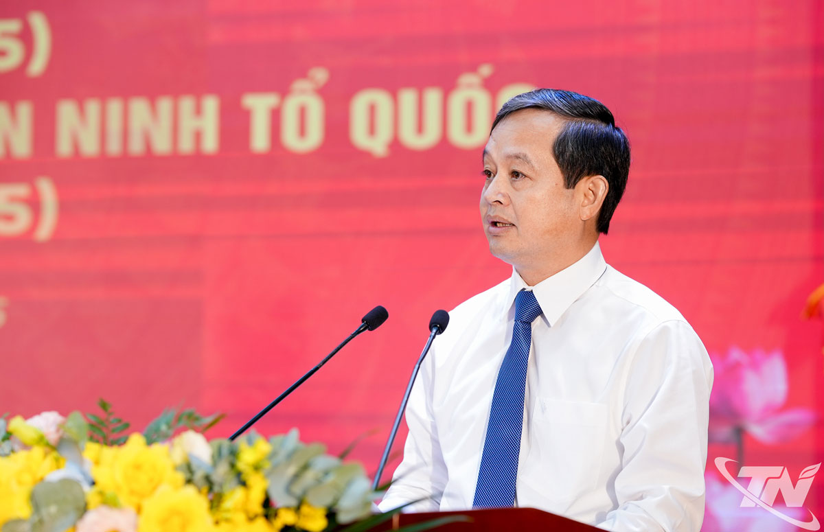 Đồng chí Phạm Hoàng Sơn, Phó Bí thư Tỉnh ủy, Chủ tịch UBND tỉnh Thái Nguyên, đọc diễn văn ôn lại truyền thống 80 năm Công an nhân dân tại Lễ kỷ niệm.