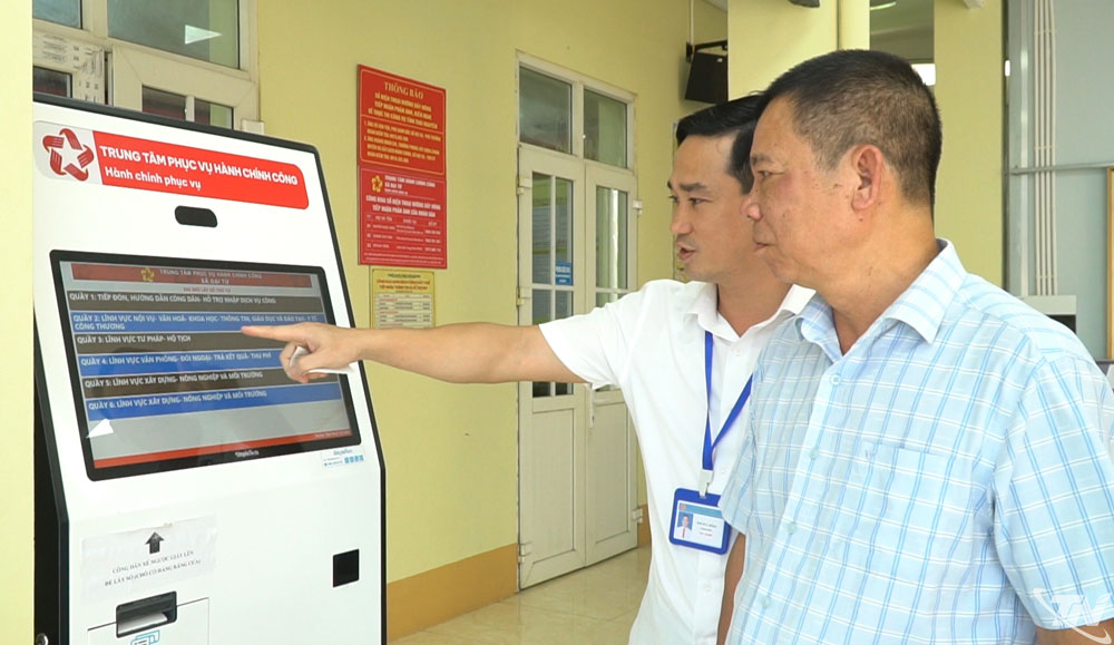 Cán bộ Trung tâm Phục vụ hành chính công xã Đại Từ hướng dẫn, tiếp nhận và giải quyết thủ tục hành chính cho người dân.
