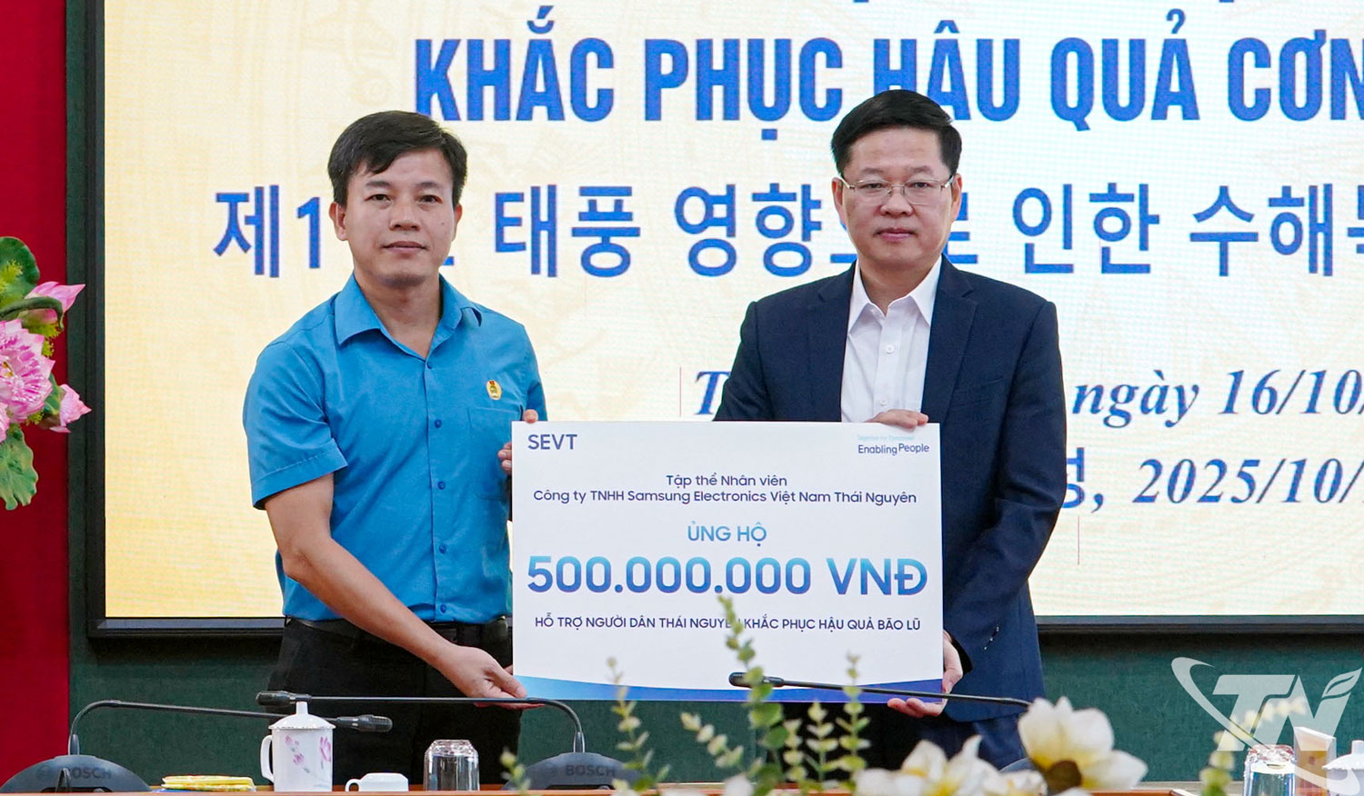 Công đoàn Công ty TNHH Samsung Electronics Việt Nam Thái Nguyên trao tặng số tiền 500 triệu đồng.
