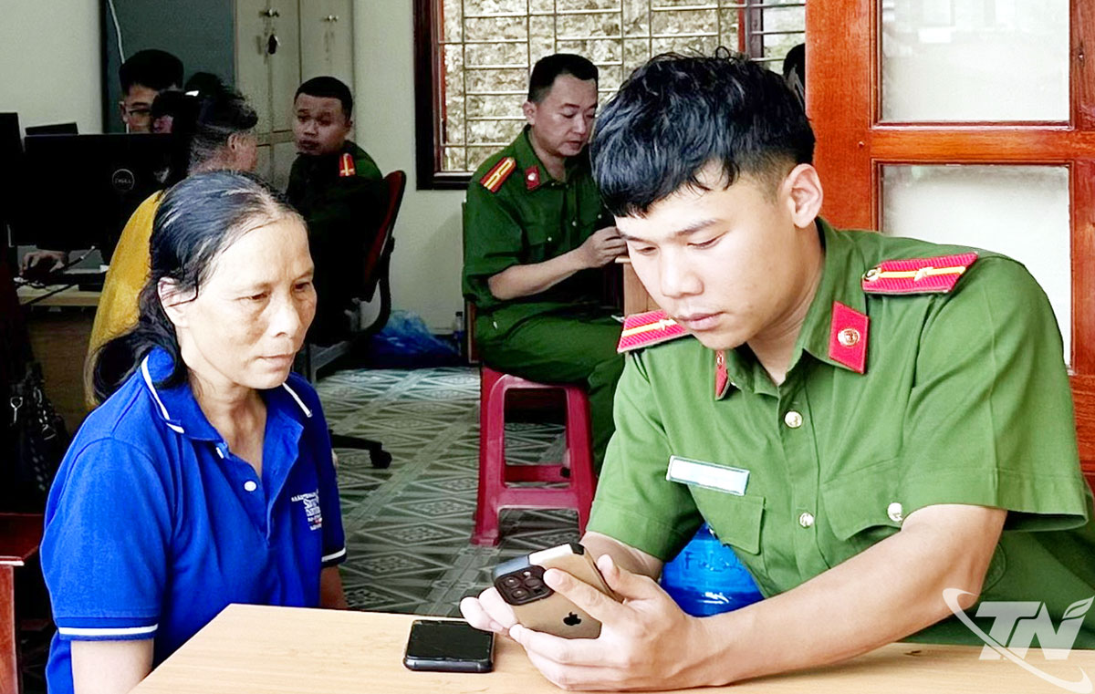 Công an xã Nam Cường hỗ trợ, hướng dẫn người dân cài đặt ứng dụng VNeID. Ảnh: T.L