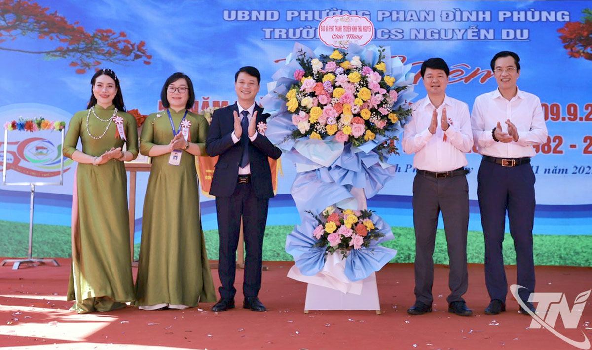 Lãnh đạo Báo và Phát thanh Truyền hình Thái Nguyên tặng hoa chúc mừng Nhà trường.