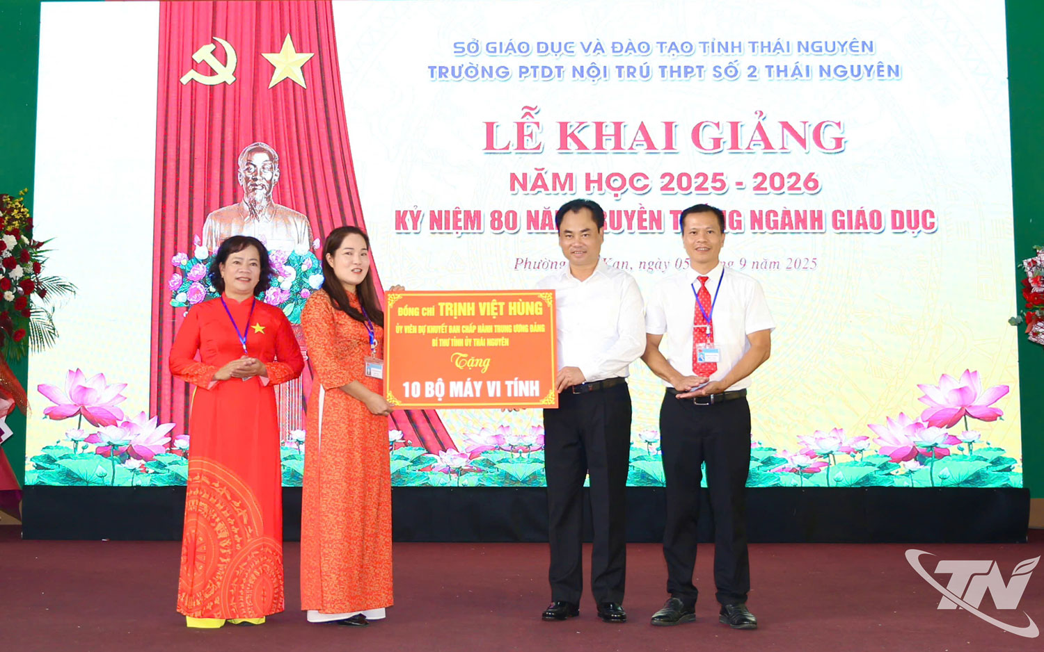 Đồng chí Bí thư Tỉnh ủy Trịnh Việt Hùng dự Lễ khai giảng và trao quà tặng Trường Phổ thông Dân tộc nội trú THPT số 2 Thái Nguyên.