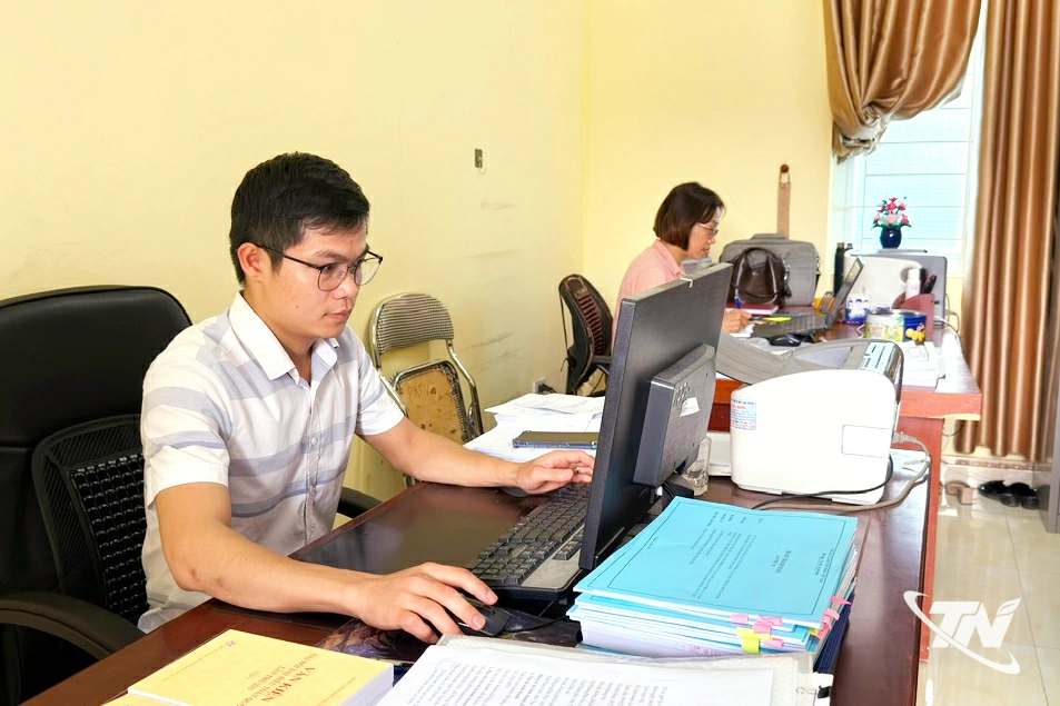 Lực lượng cán bộ trẻ xã Phong Quang luôn nêu cao tinh thần “làm hết việc chứ không hết giờ” trong thực hiện nhiệm vụ.