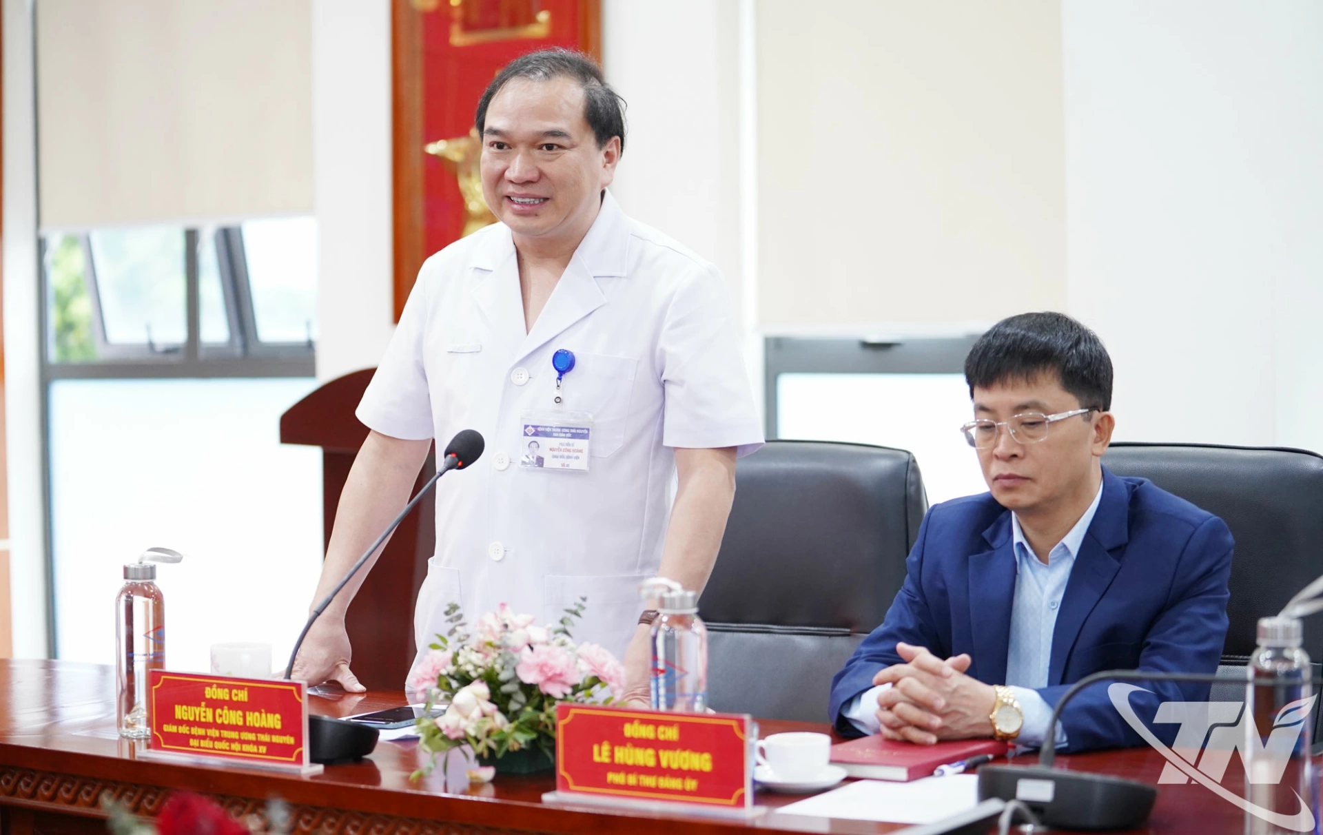 Lãnh đạo Bệnh viện Trung ương Thái Nguyên báo cáo tình hình hoạt động của đơn vị.