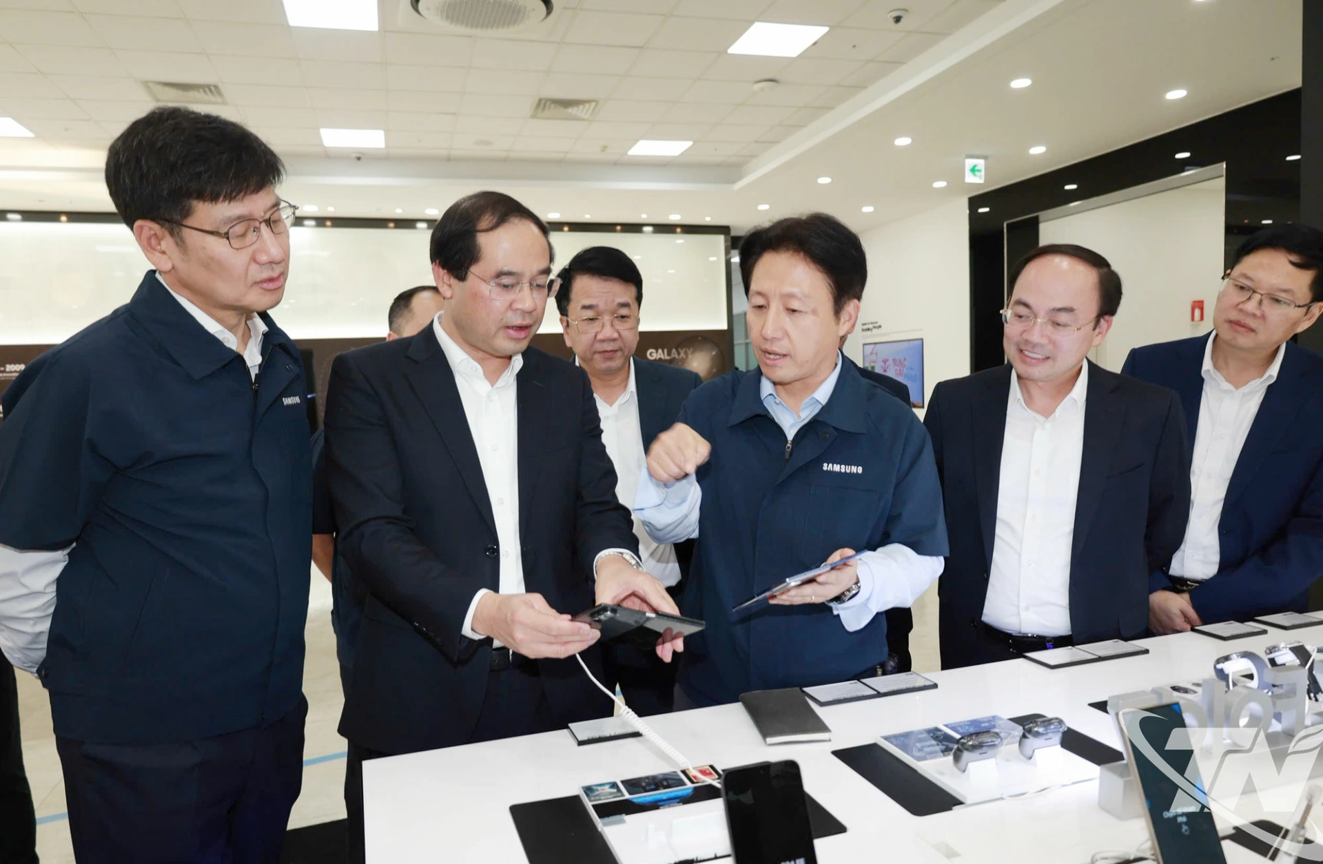 Lãnh đạo Samsung Việt Nam giới thiệu về các sản phẩm điện thoại thông minh thế hệ mới được sản xuất tại Thái Nguyên.