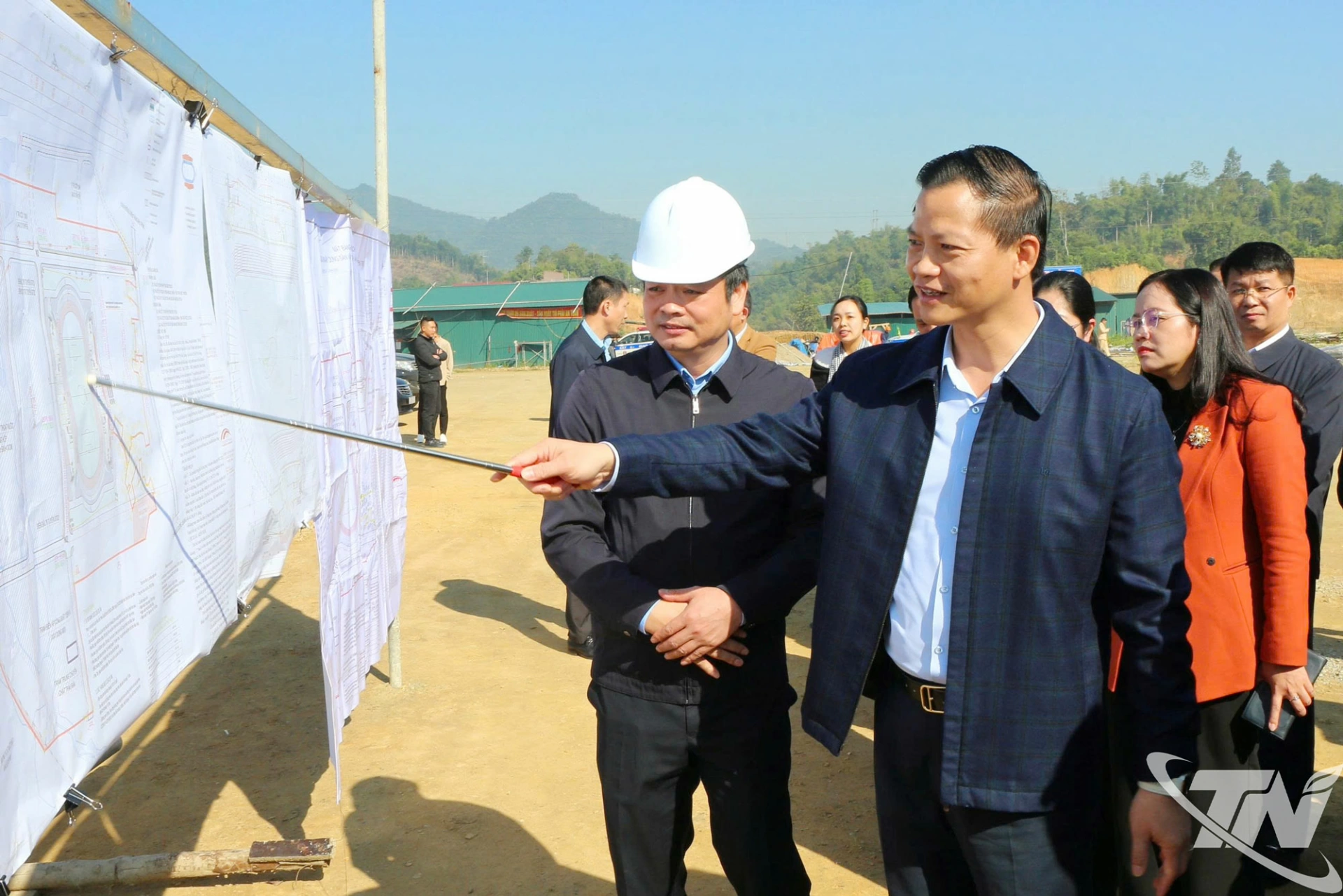 Đồng chí Chủ tịch UBND tỉnh Vương Quốc Tuấn kiểm tra Dự án Sân vận động Bắc Kạn.