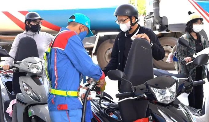 Người dân đổ xăng sinh học cho phương tiện cá nhân. Ảnh minh họa